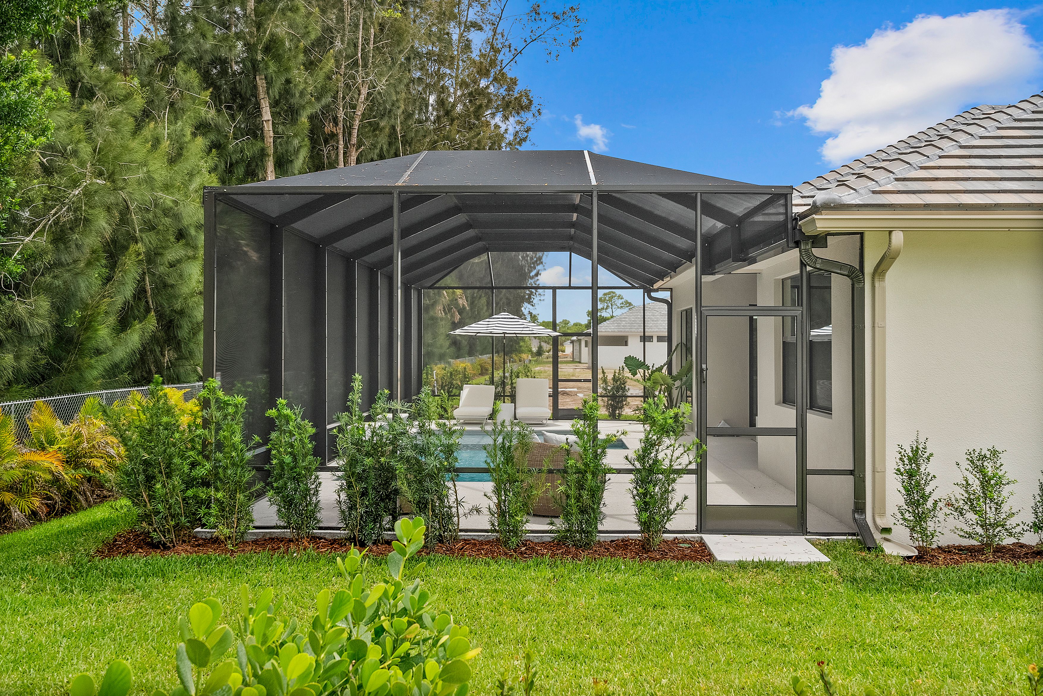 Side Yard | Irvine Grande
