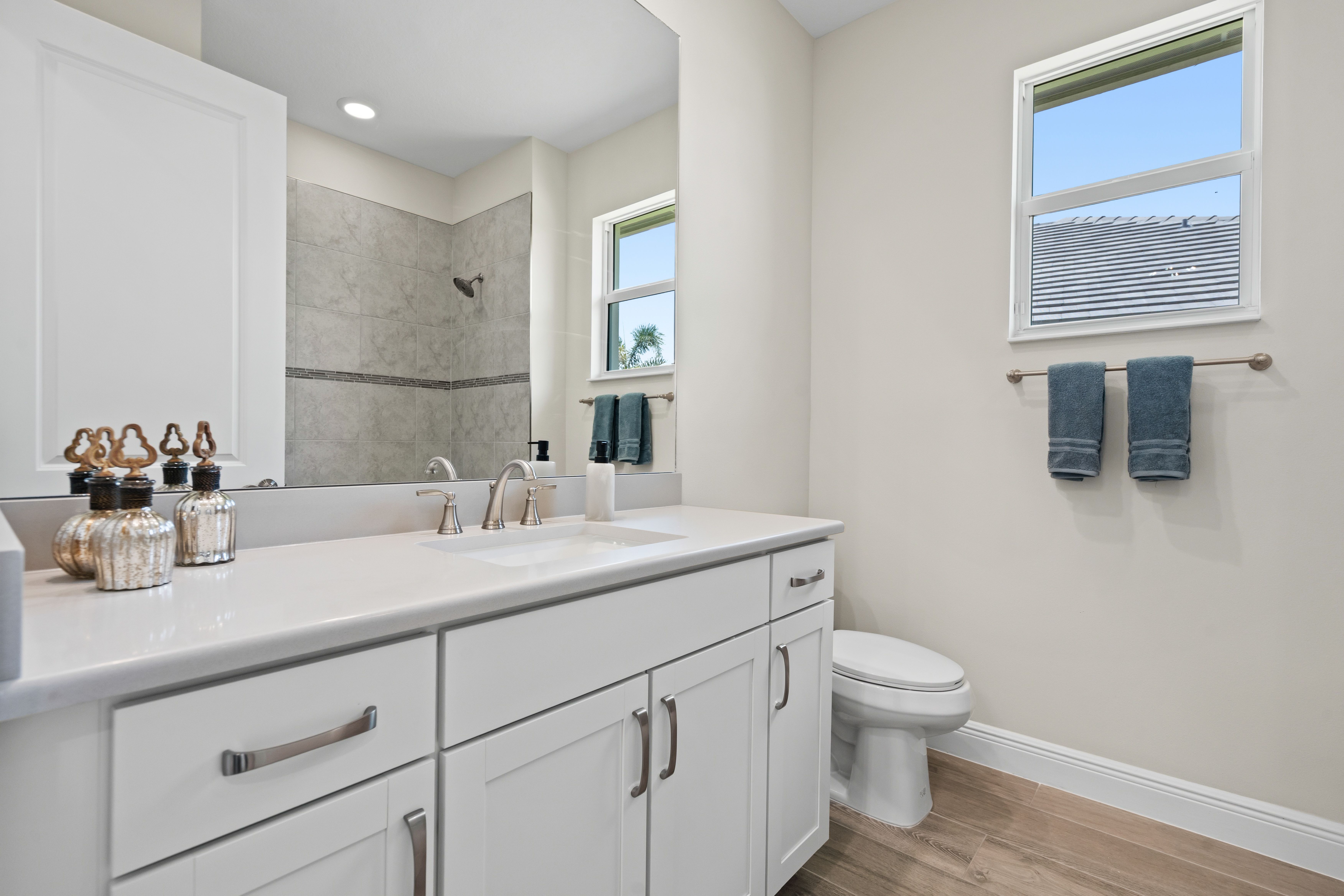 Secondary Bath | 12501 SW Sunset Lake Terrace