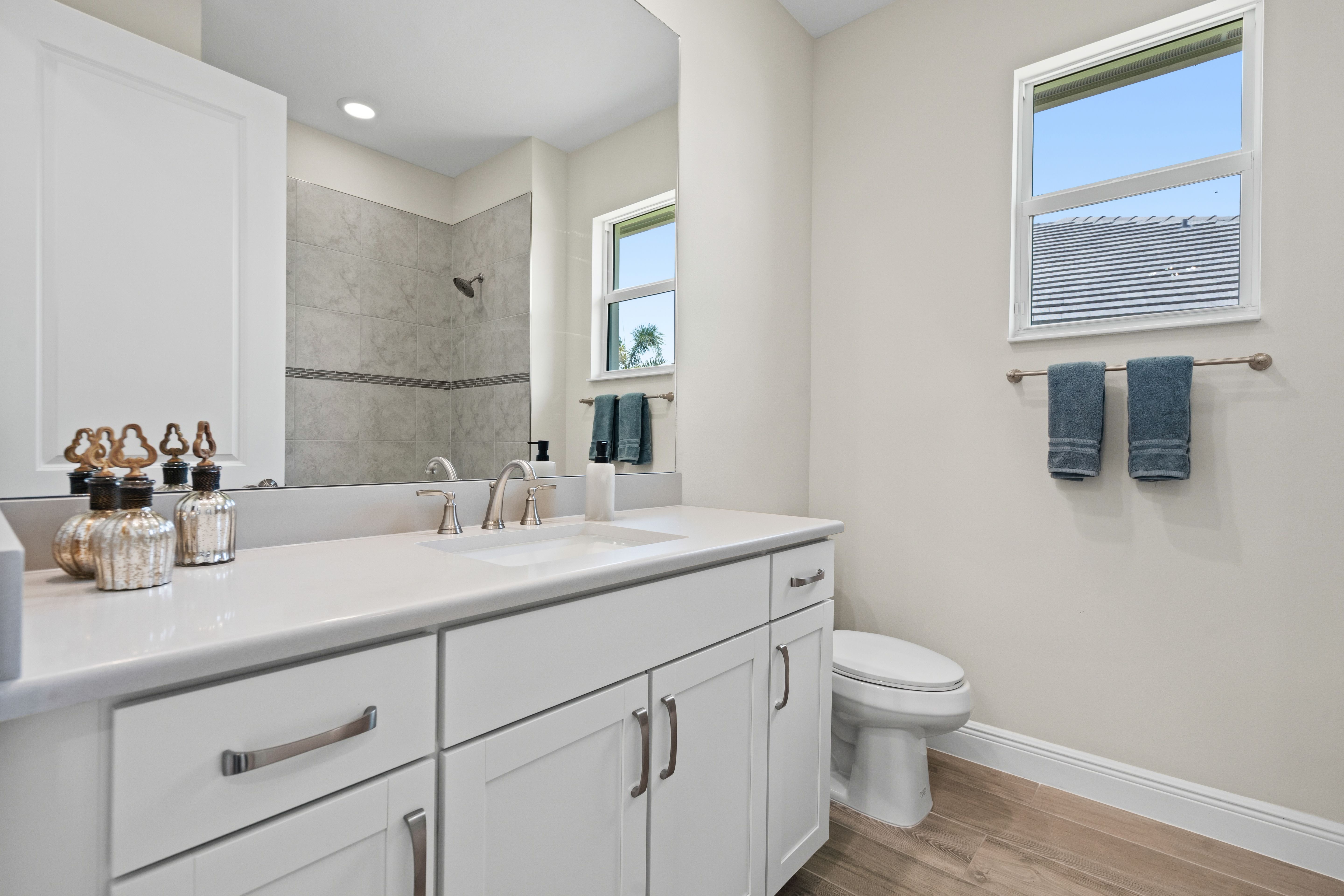 Secondary Bath | 12501 SW Sunset Lake Terrace
