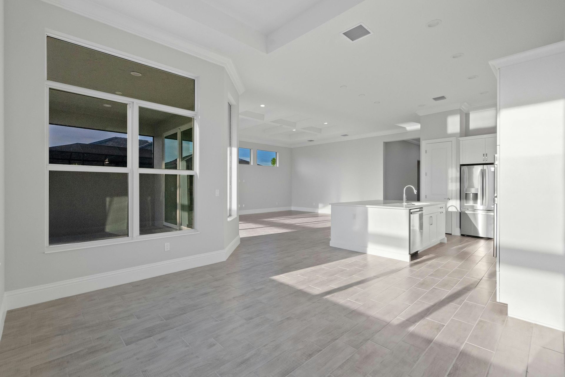 Dining to Kitchen | Monarch Grande Model