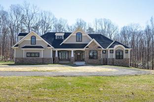 Gray Meadow Court por Golden Rule Builders en Washington Virginia