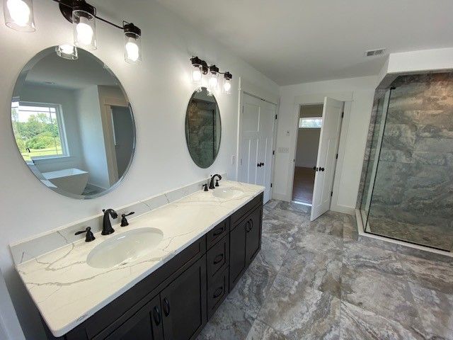 Photos highlight recent builds. Options to personalize are available. 