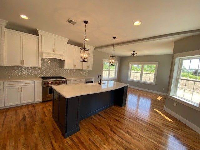 Photos highlight recent builds. Options to personalize are available. 