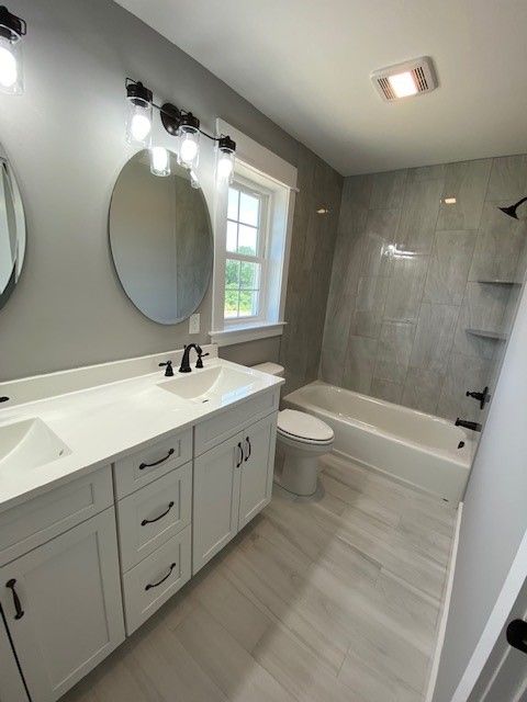 Photos highlight recent builds. Options to personalize are available. 