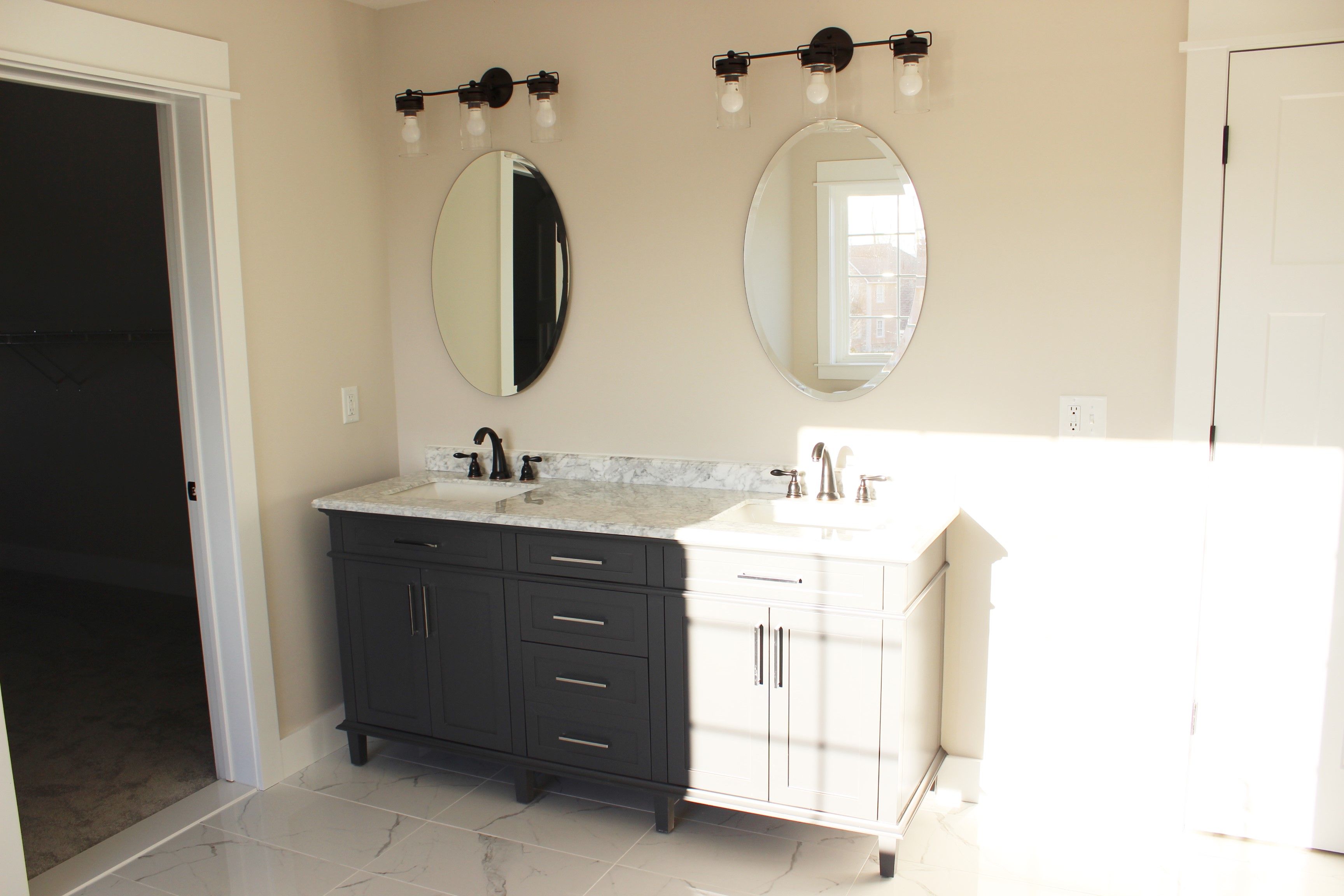 Photos highlight recent builds. Options to personalize are available. 