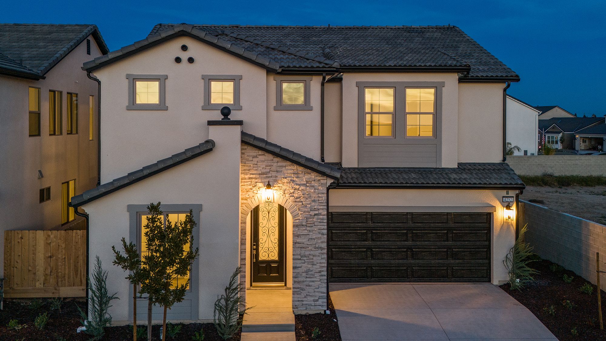 4252 N Phoenix Ave. (Canvas 12) Imagen