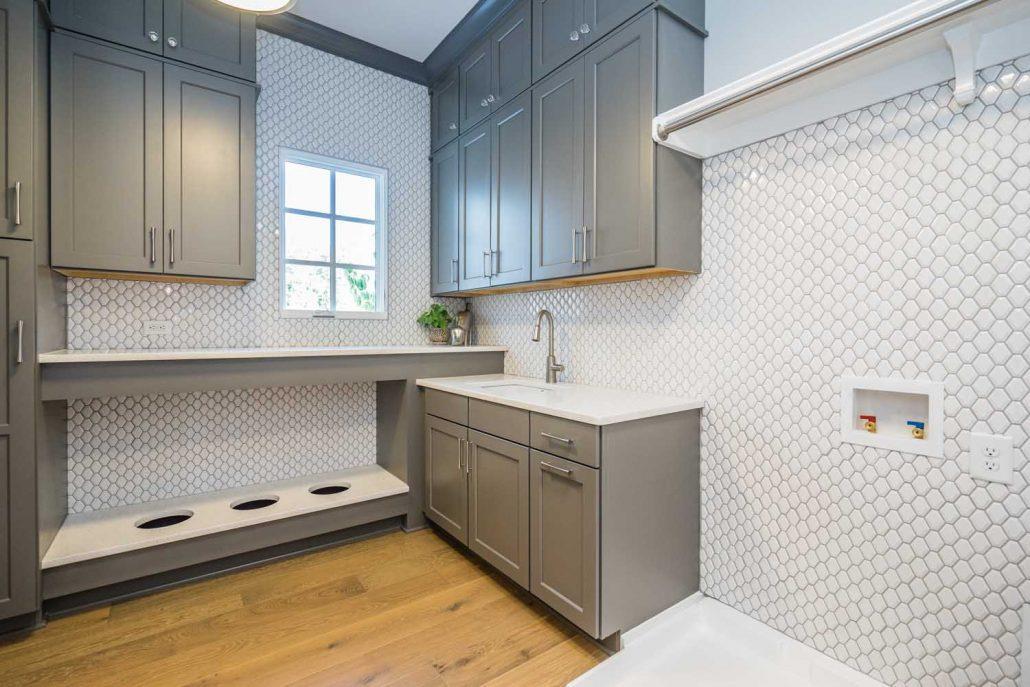 casa en Gray Line Builders. por Gray Line Builders.