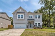 Cottages at Roofs Pond por Great Southern Homes en Columbia South Carolina