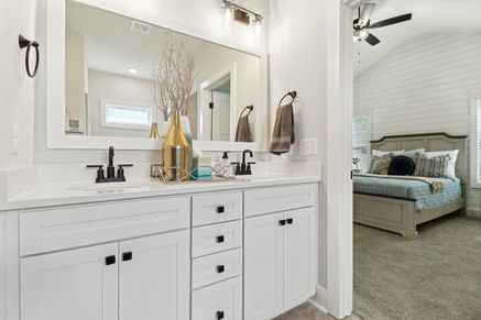 Wisteria II Owner's Bathroom