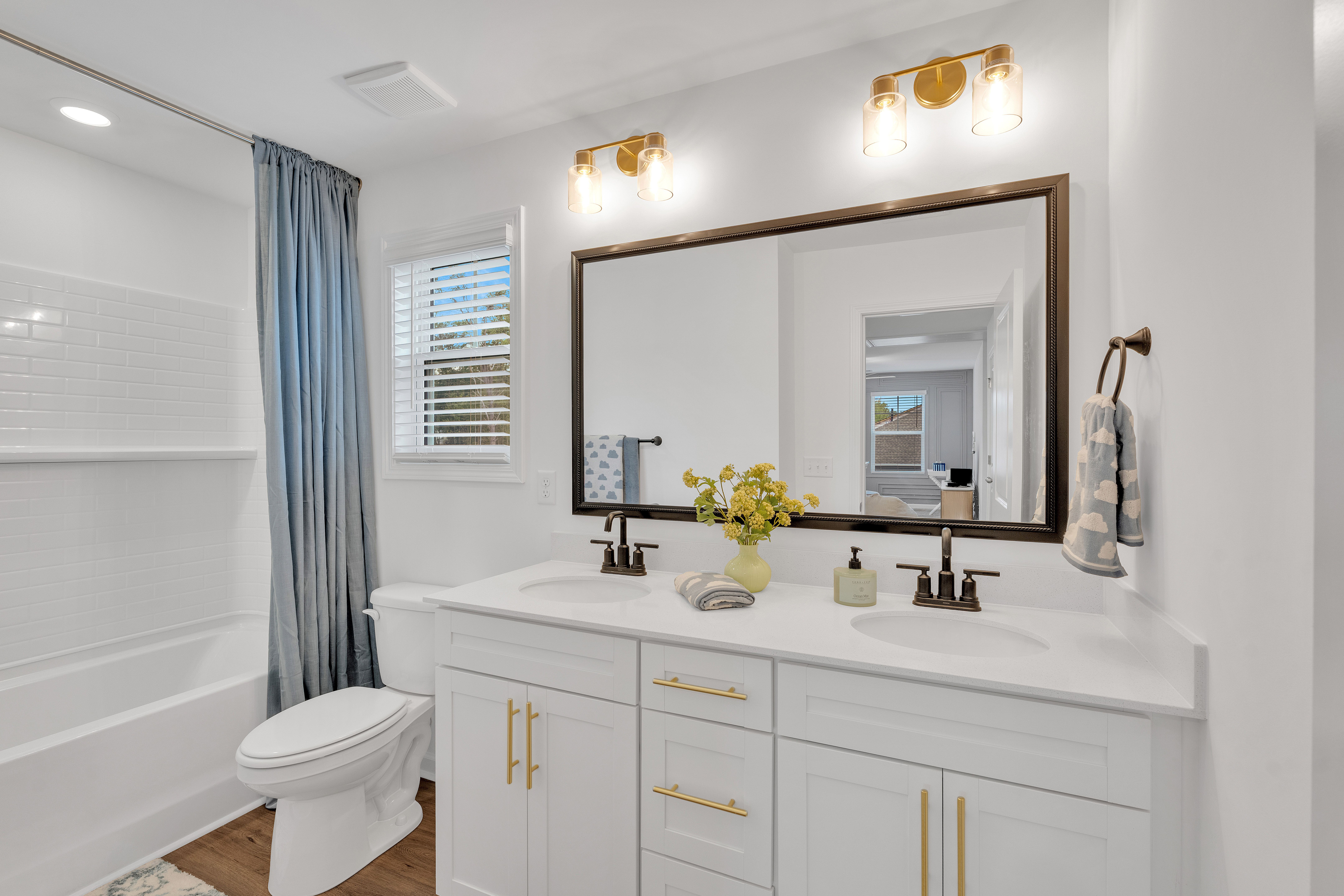 Benton II - Bathroom