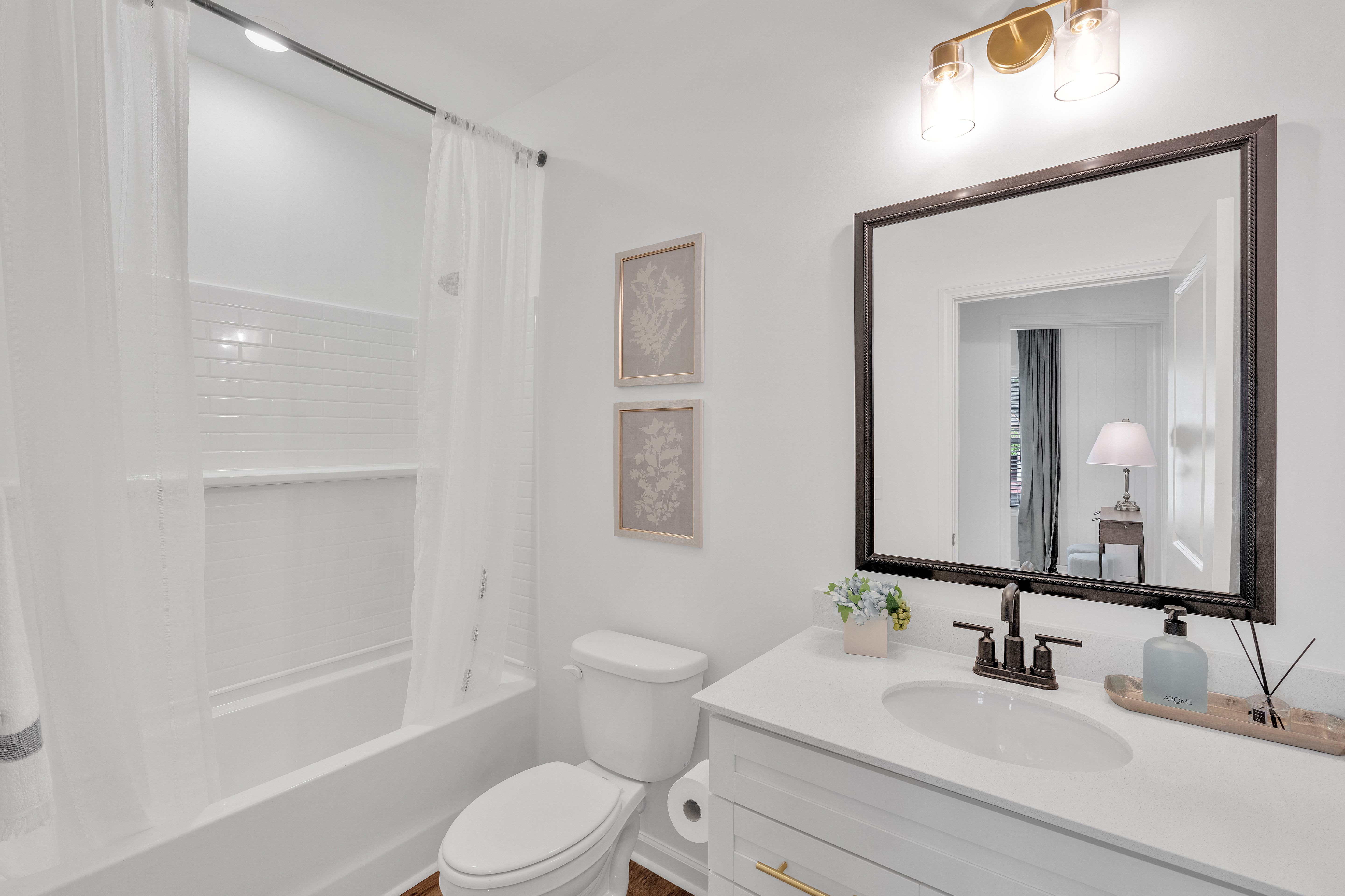 Benton II - Bathroom