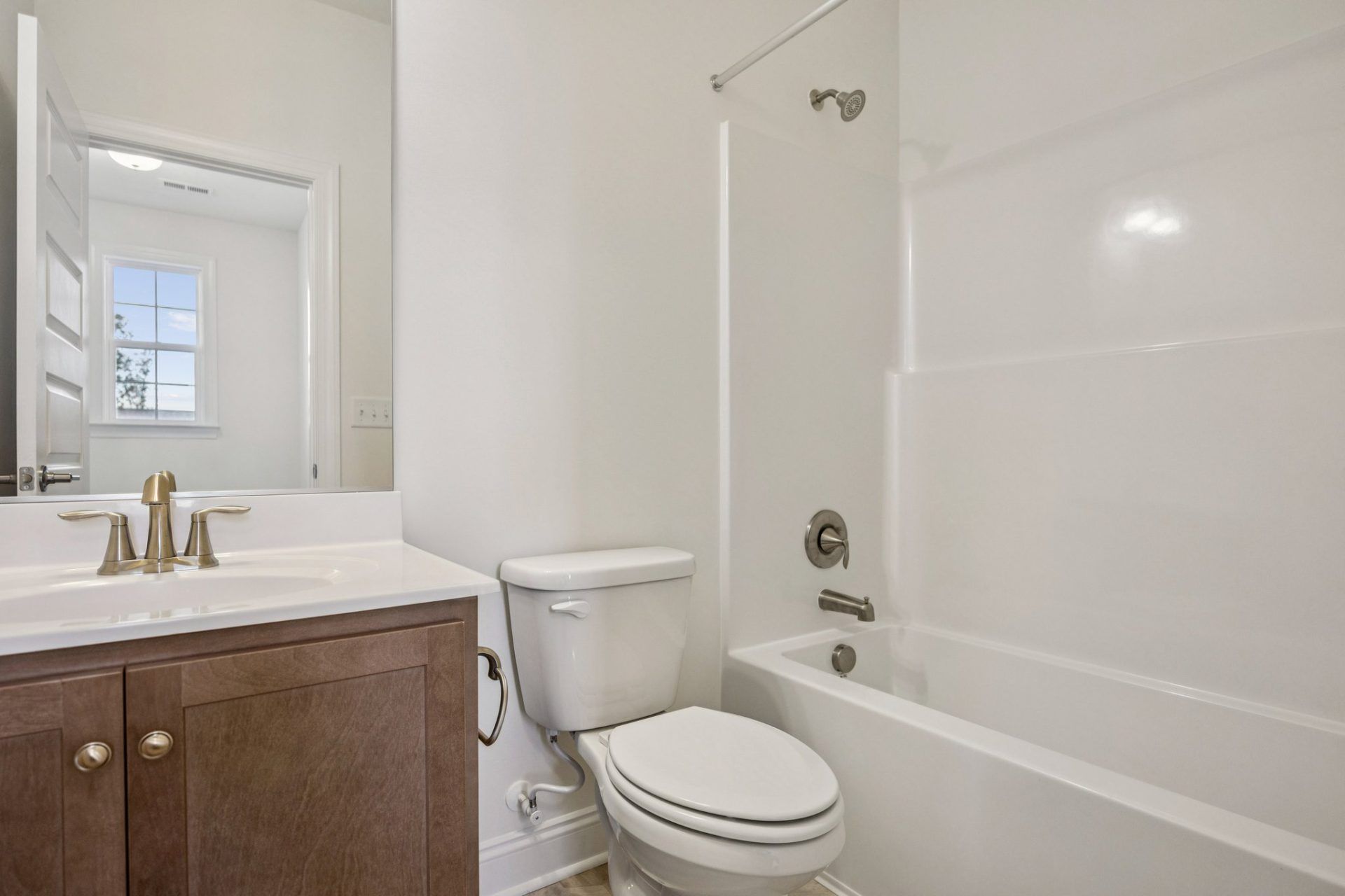 016 HHHunt Homes Haven 2nd Floor Bath