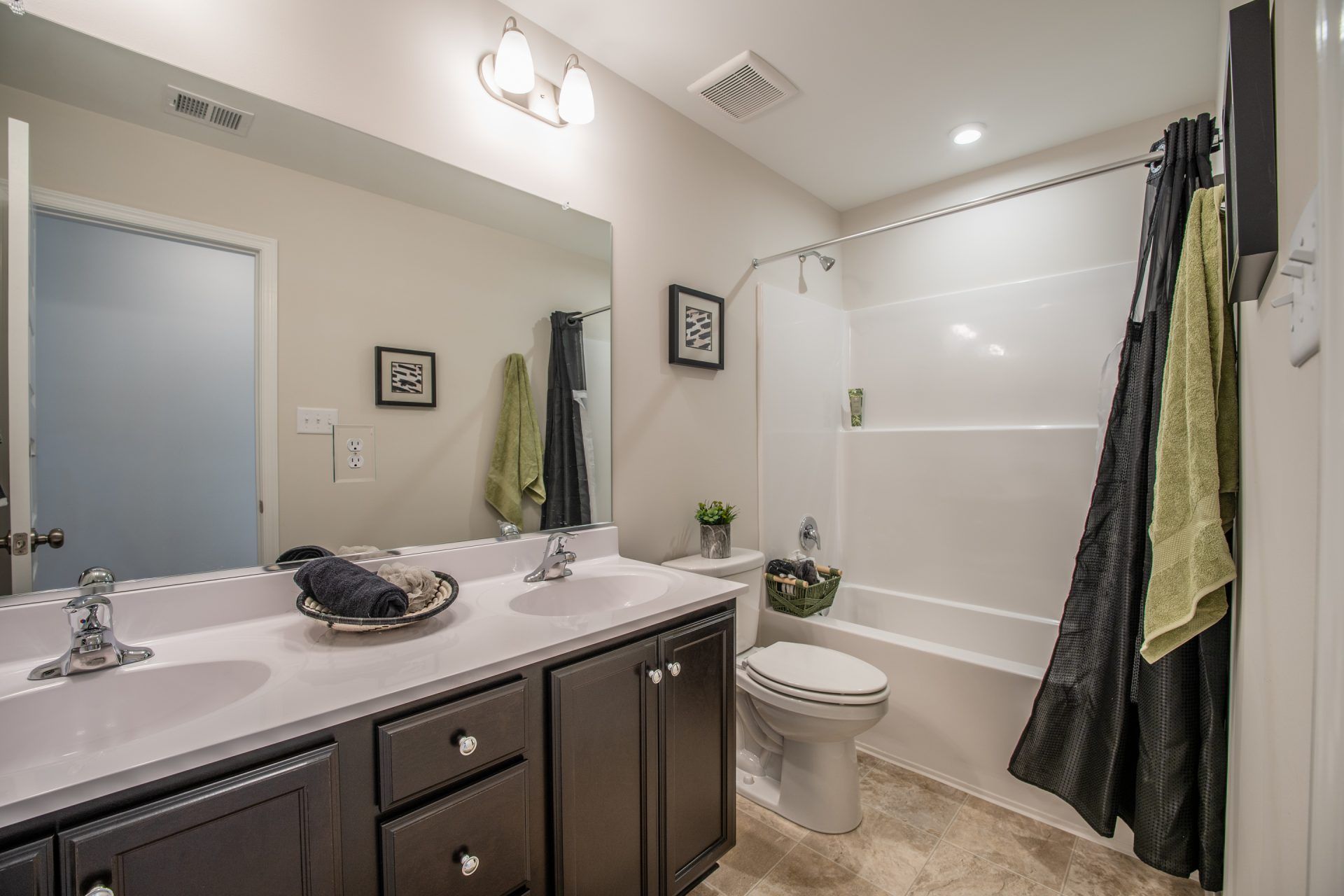 034 HHHunt Homes King Guest Full Bath