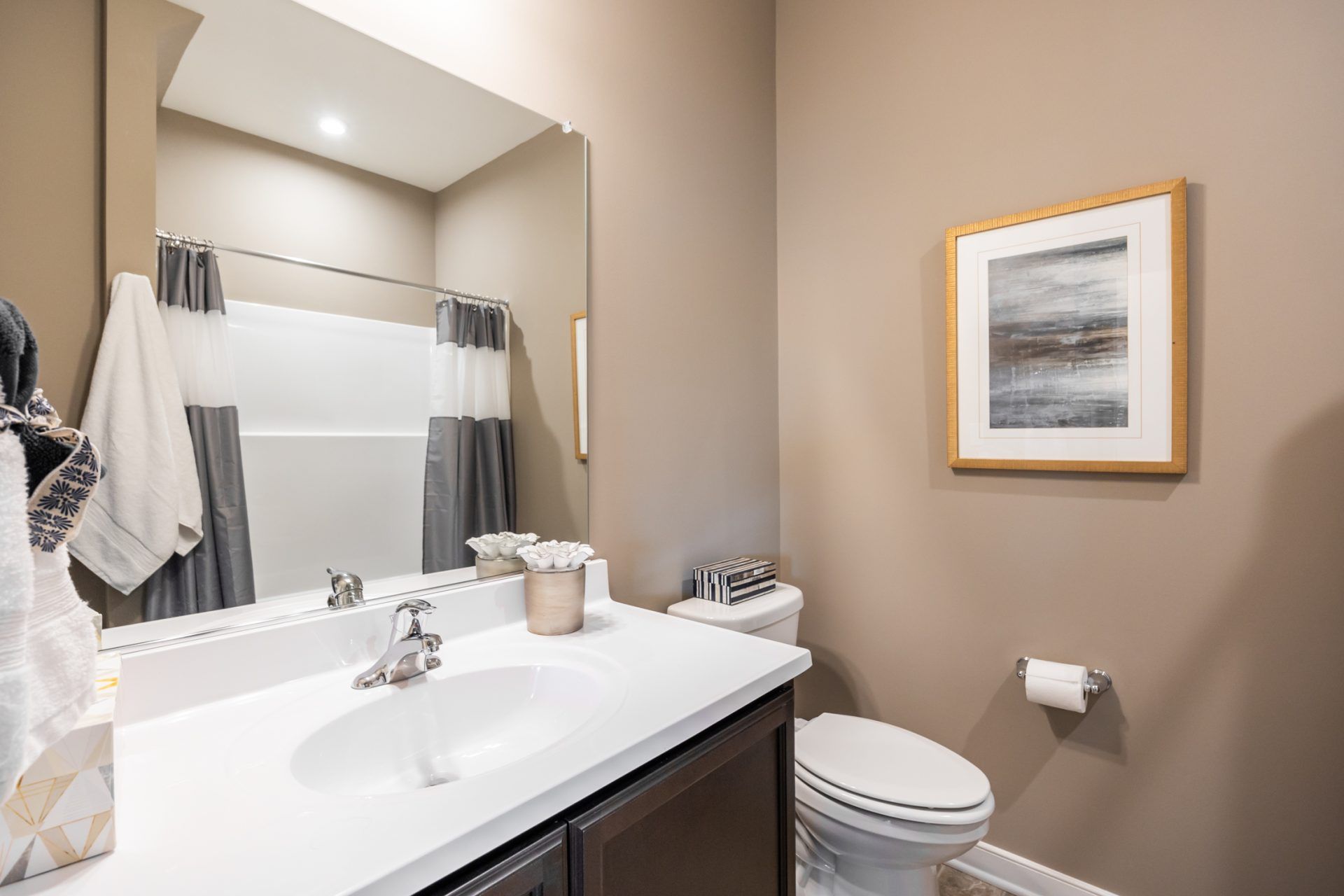 22 HHHunt Homes Lincoln Bath 2