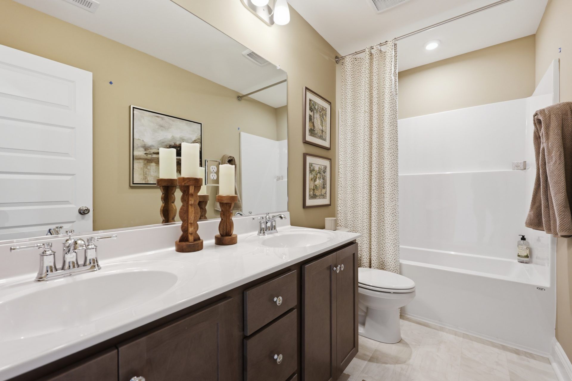 026 HHHunt Homes Morgan Full Guest Bath