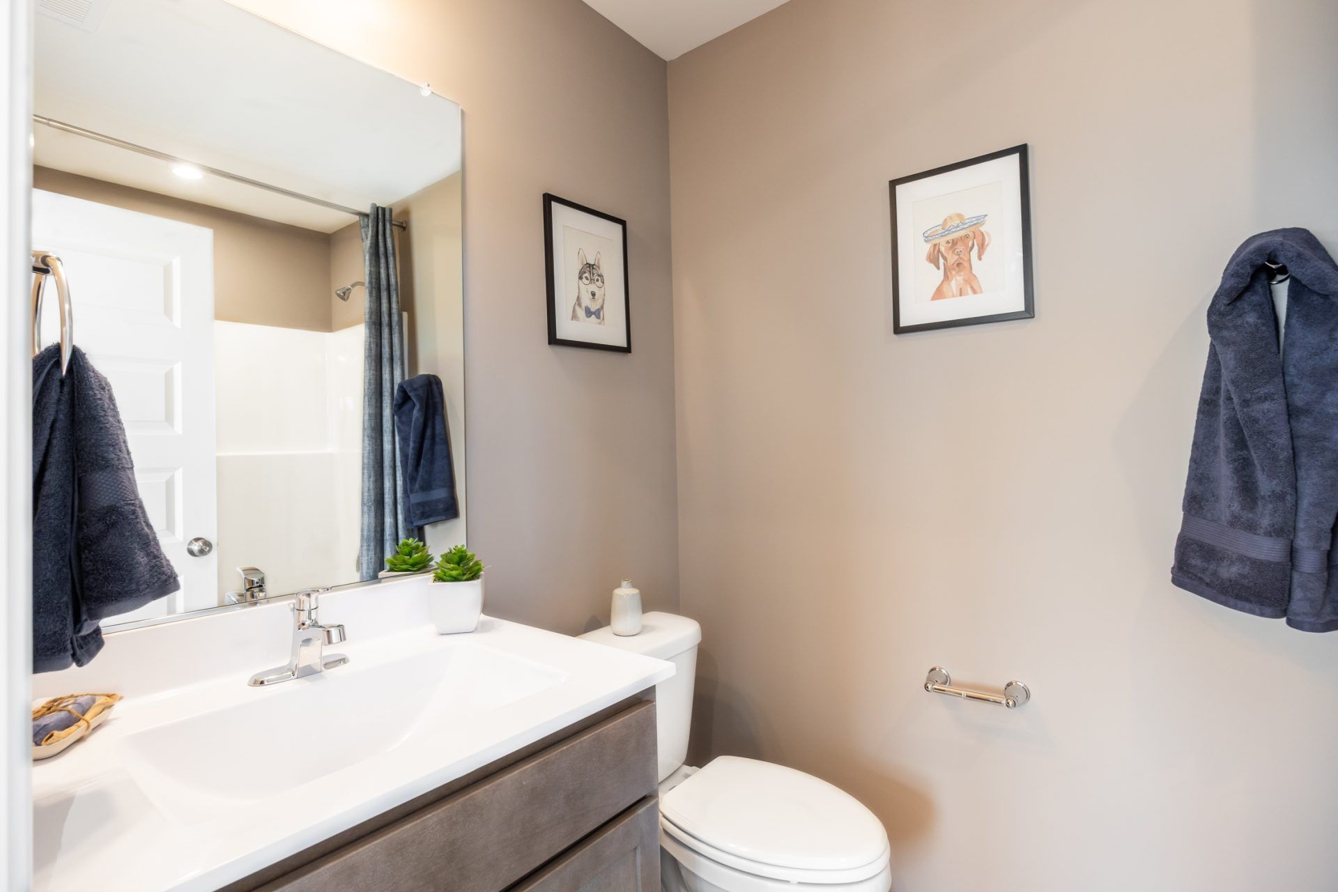 033 HHHunt Homes Donovan Full Guest Bath
