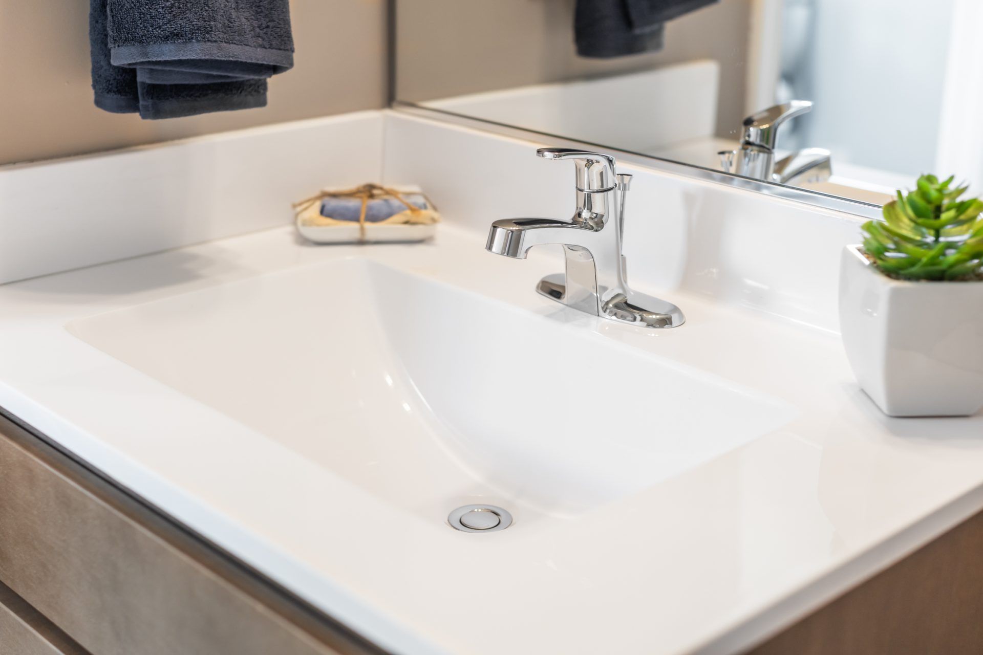 034 HHHunt Homes Donovan Full Guest Bath
