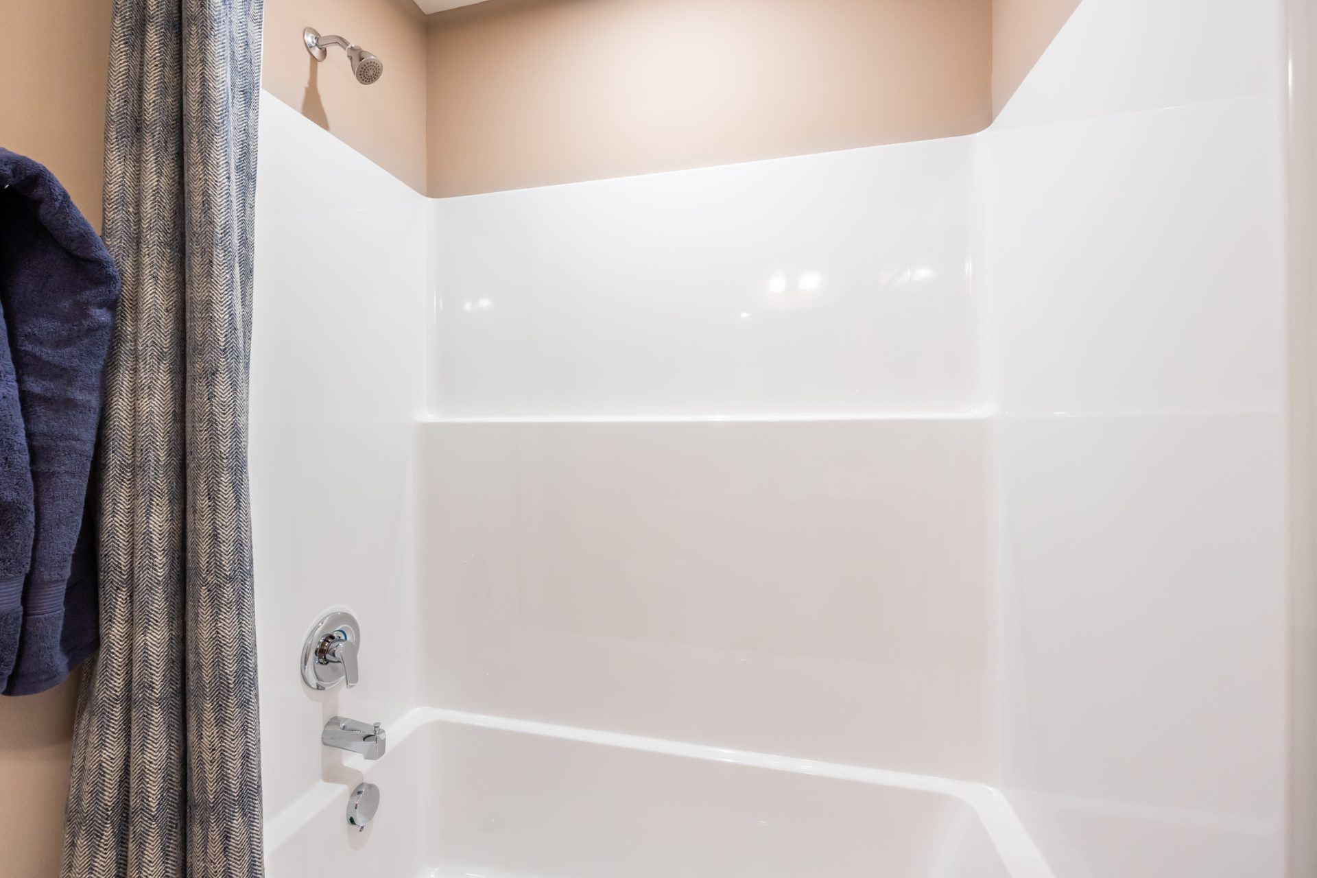 035 HHHunt Homes Donovan Full Guest Bath