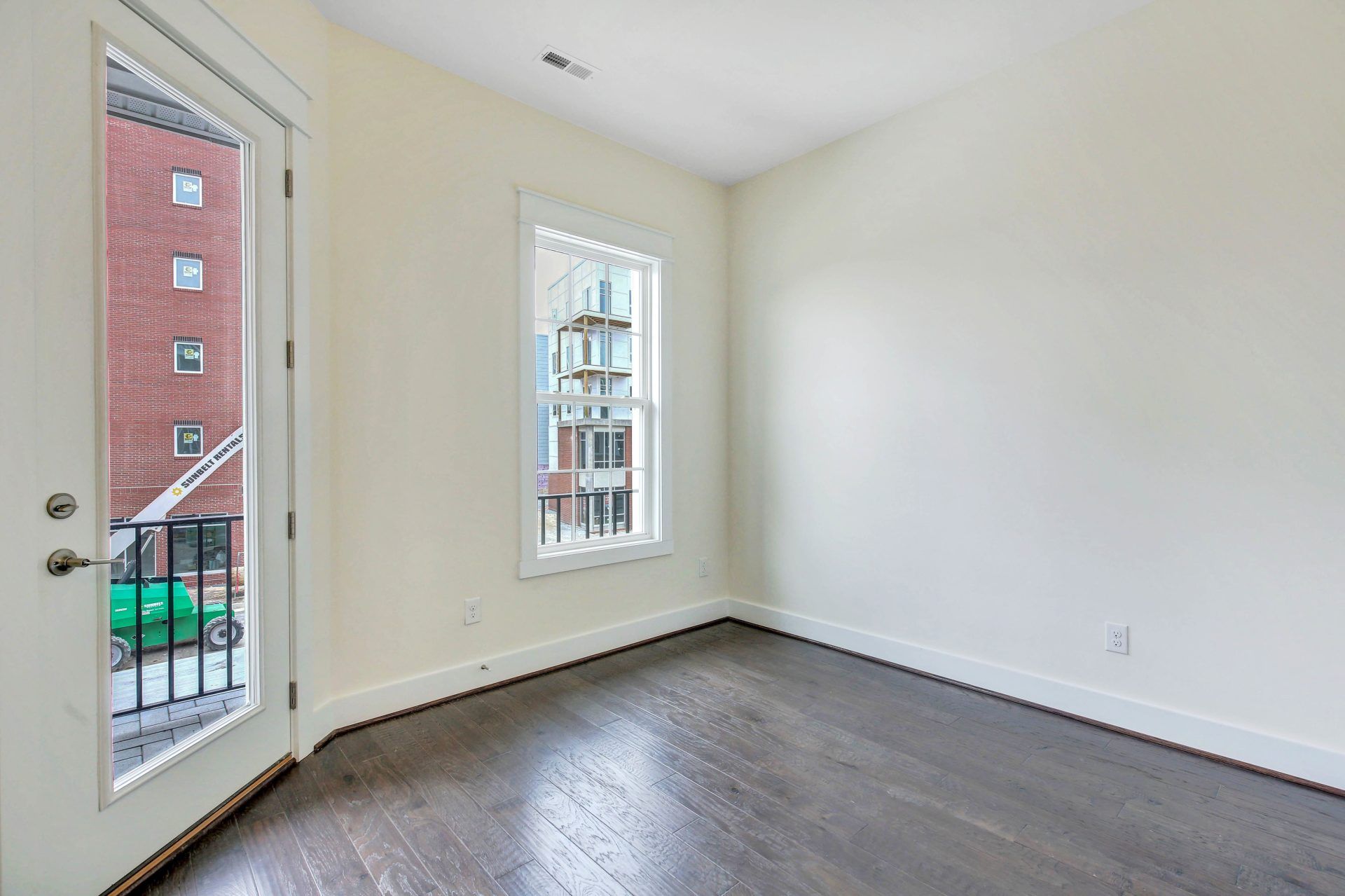 011_Newport_Dining Area