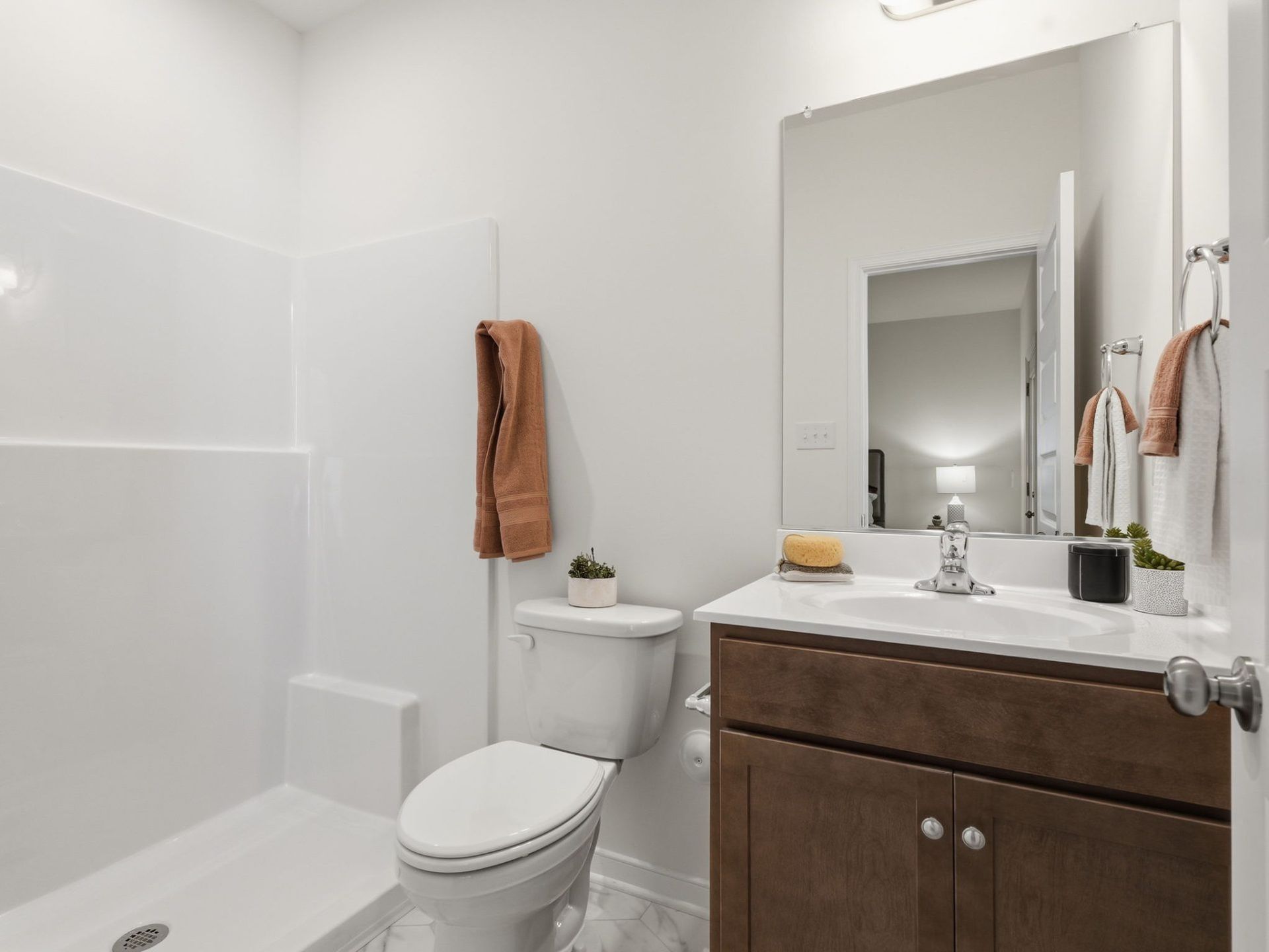 002 HHHunt Homes Amherst Guest Bath