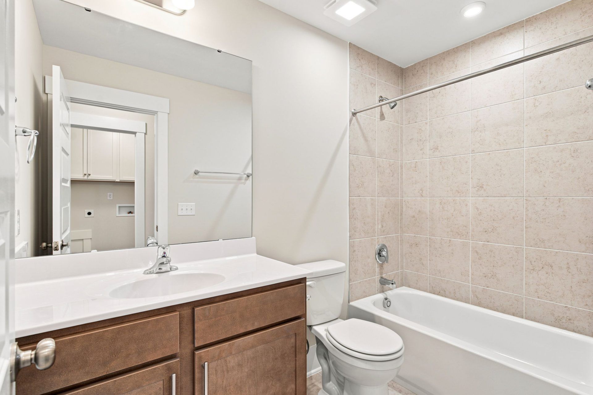 036 HHHunt Homes Grayson Second Floor Full Hall Bath