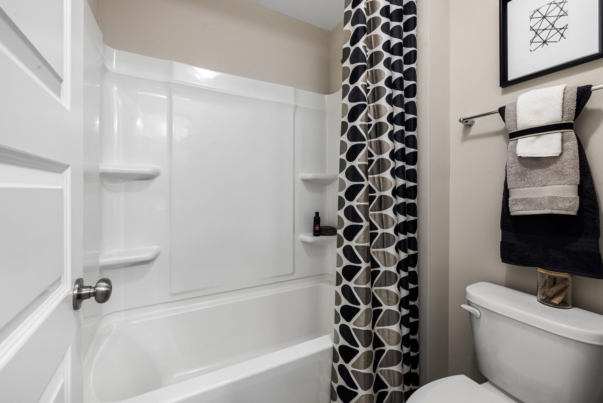 029_Willow_Shared Bathroom