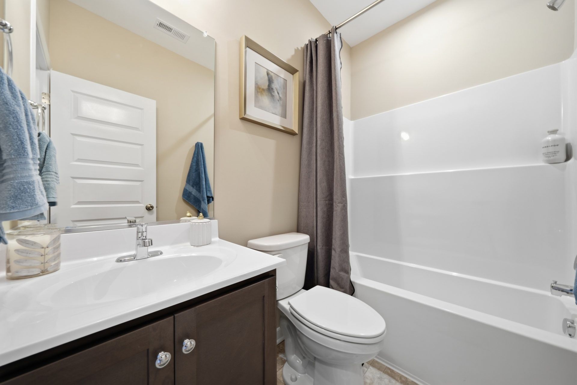 005 HHHunt Homes Harper Guest Full Bath
