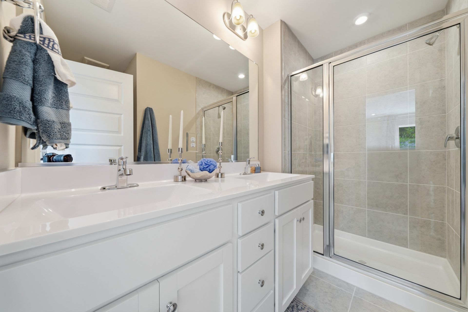 029 HHHunt Homes Harper Second Primary Bath