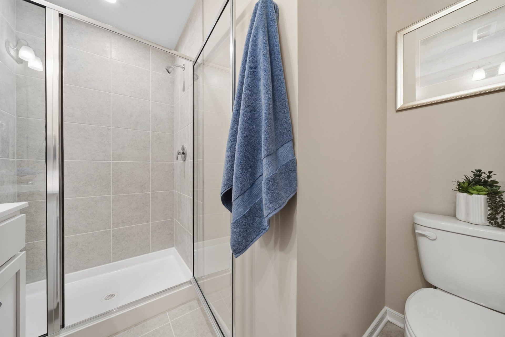 030 HHHunt Homes Harper Second Primary Shower