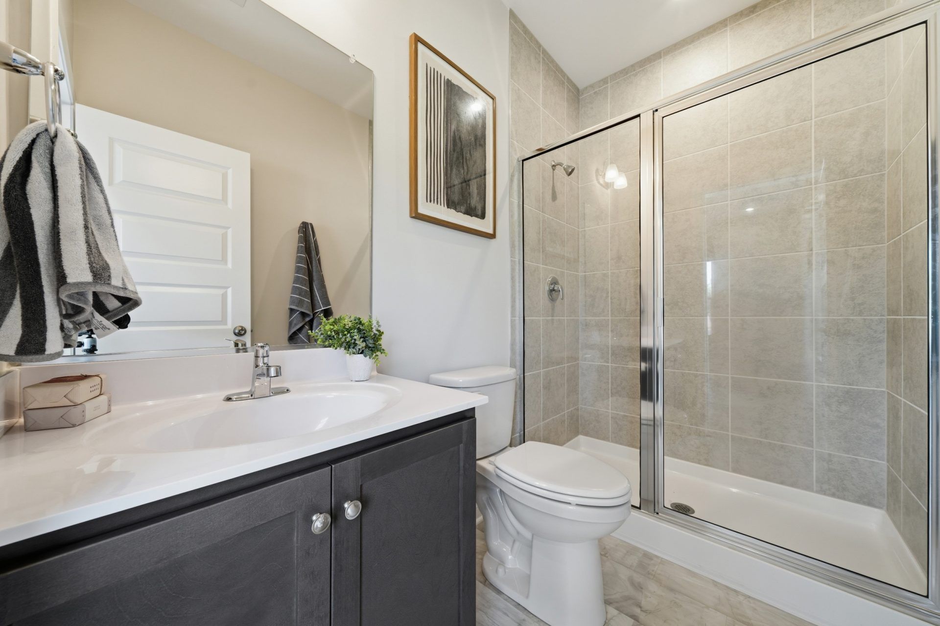 003 HHHunt Homes Amherst First Floor Full Bathroom