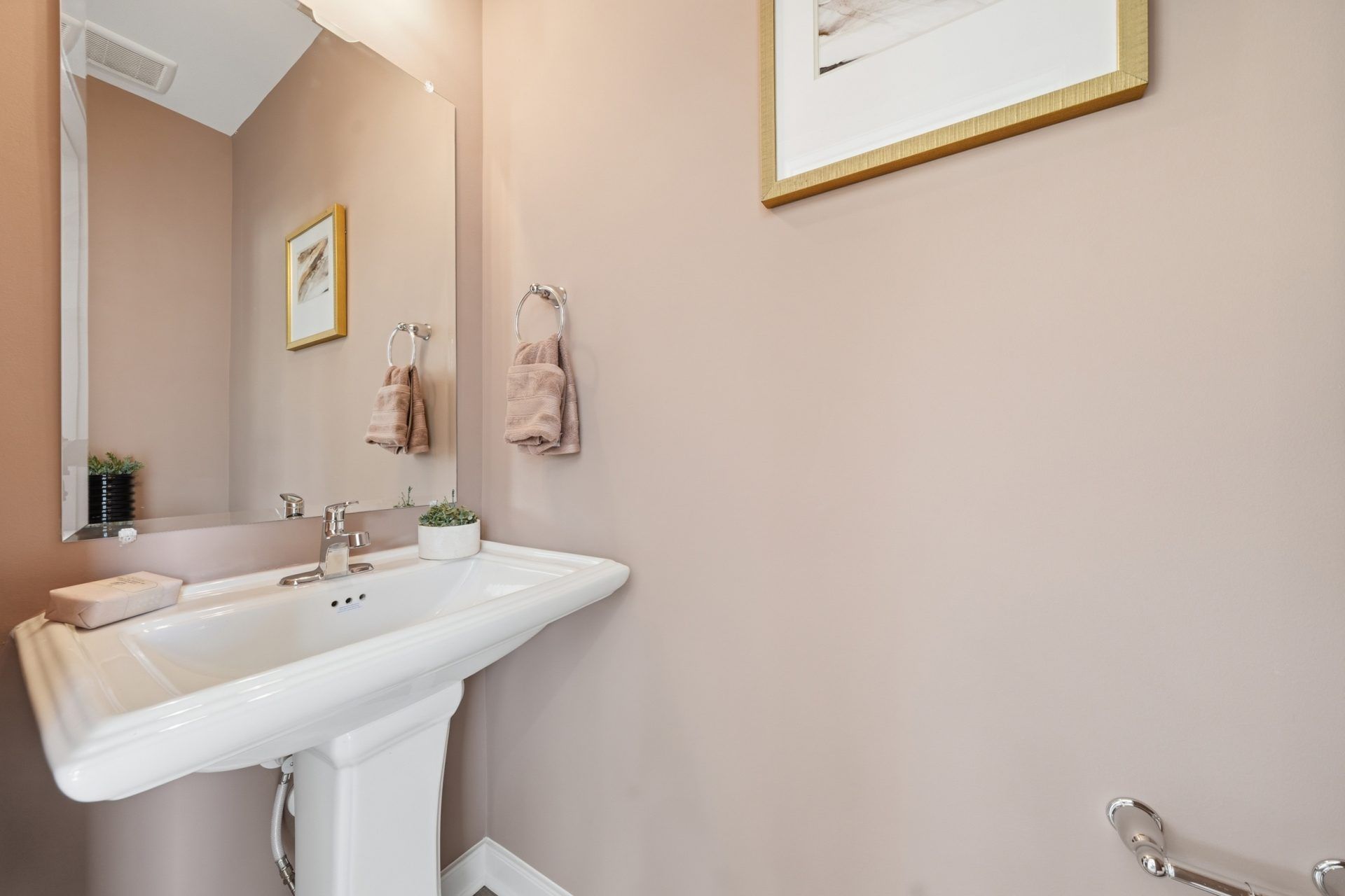 008 HHHunt Homes Amherst Powder Room
