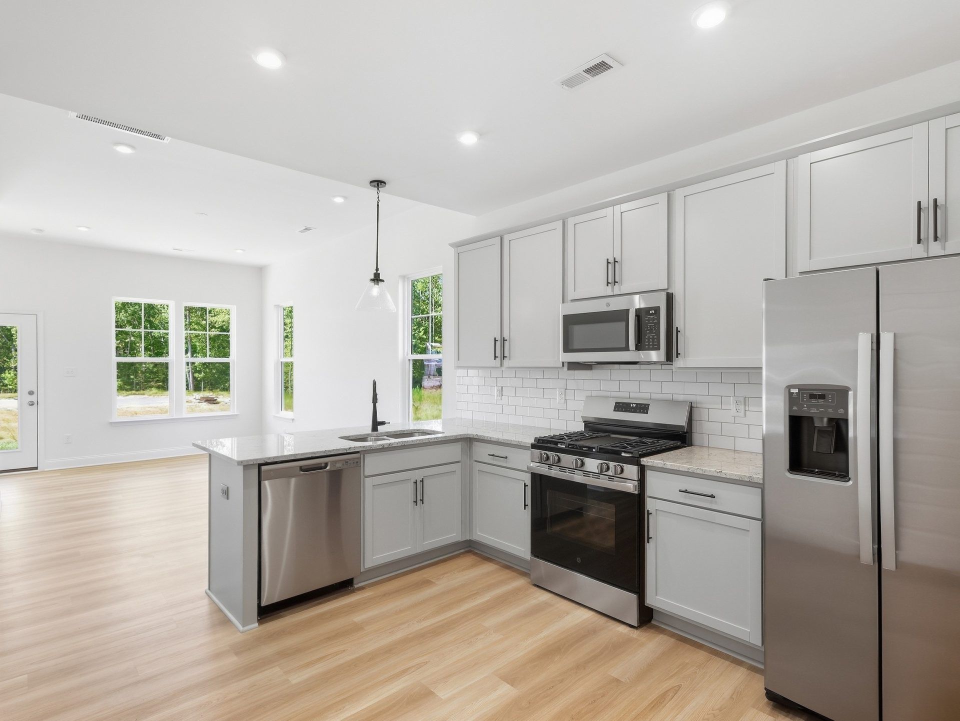 004-HHHuntHomes-Belmont-Kitchen