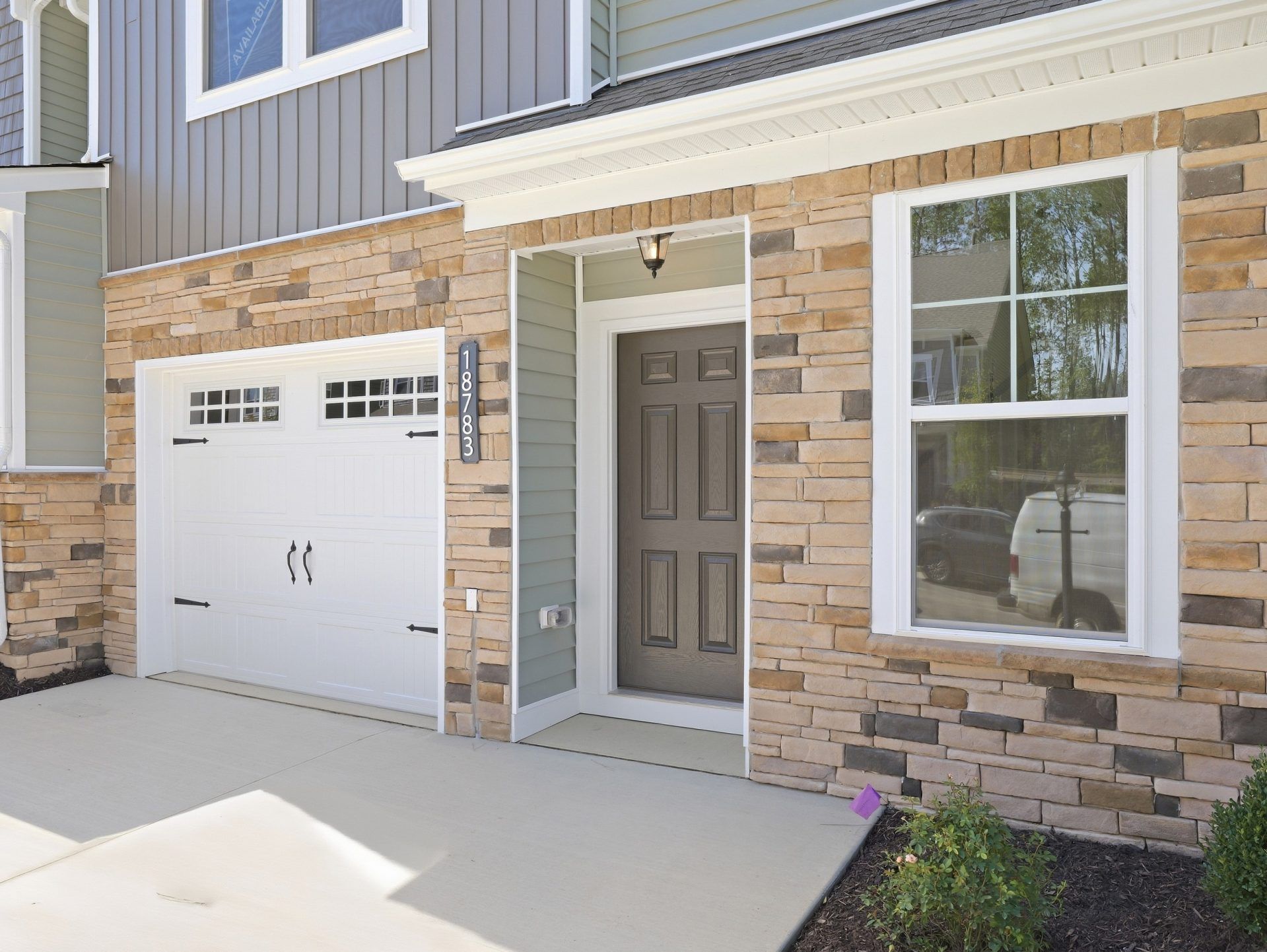 032-HHHuntHomes-Belmont-Front-Door
