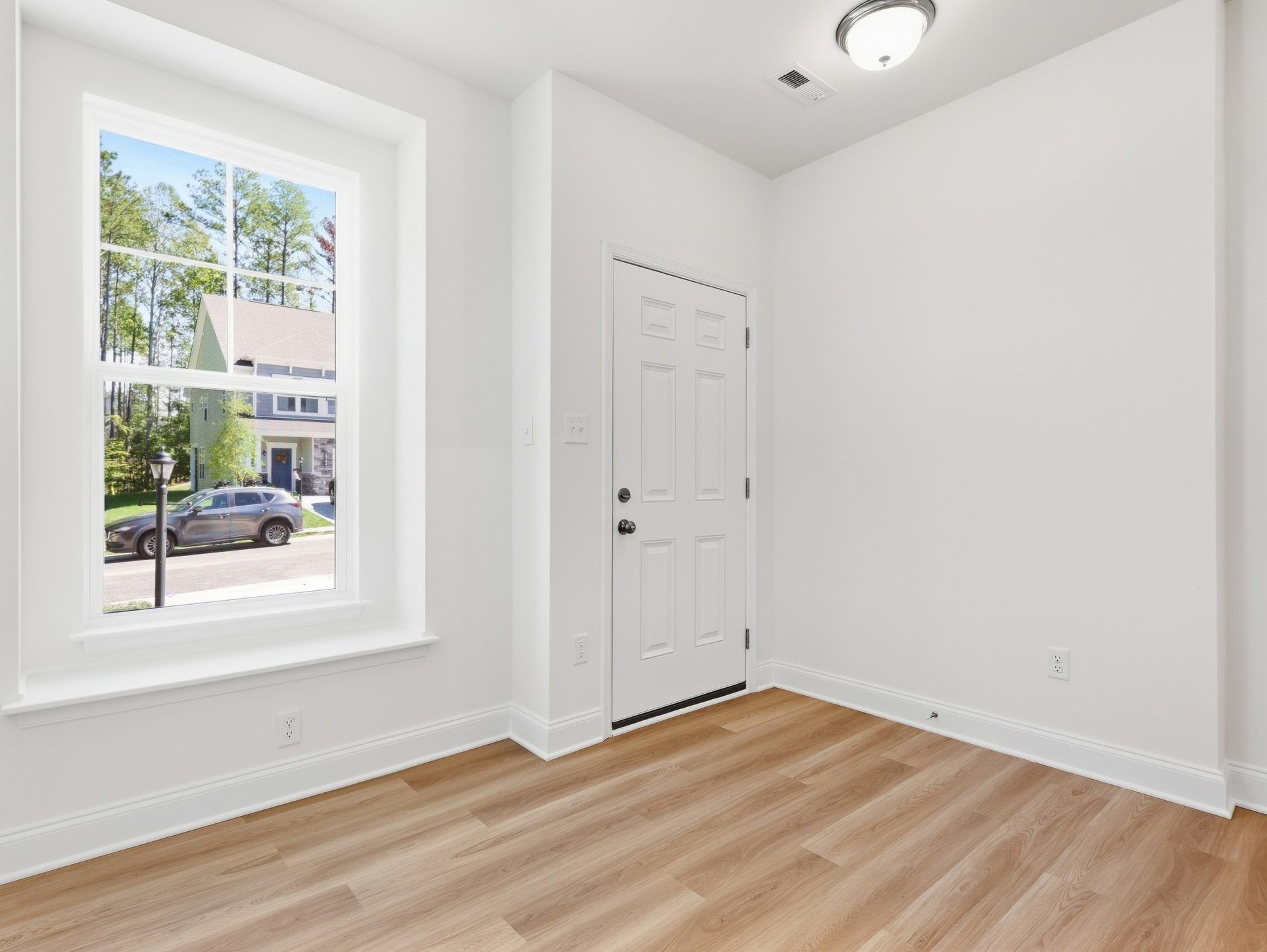 002-HHHuntHomes-Belmont-Front-Entry