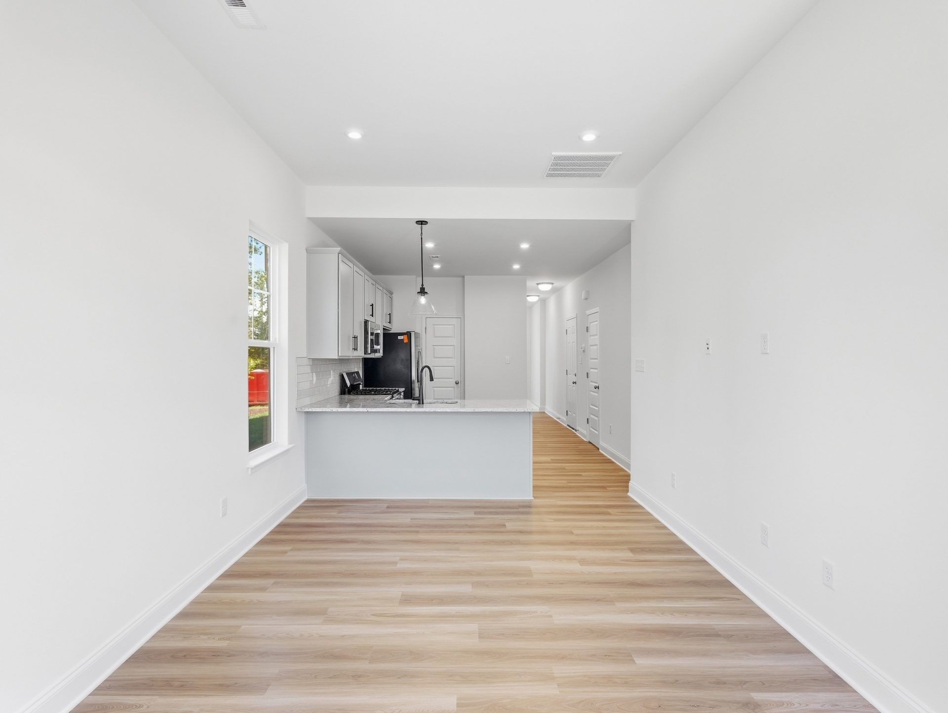 007-HHHuntHomes-Belmont-Great-Room-and-Kitchen