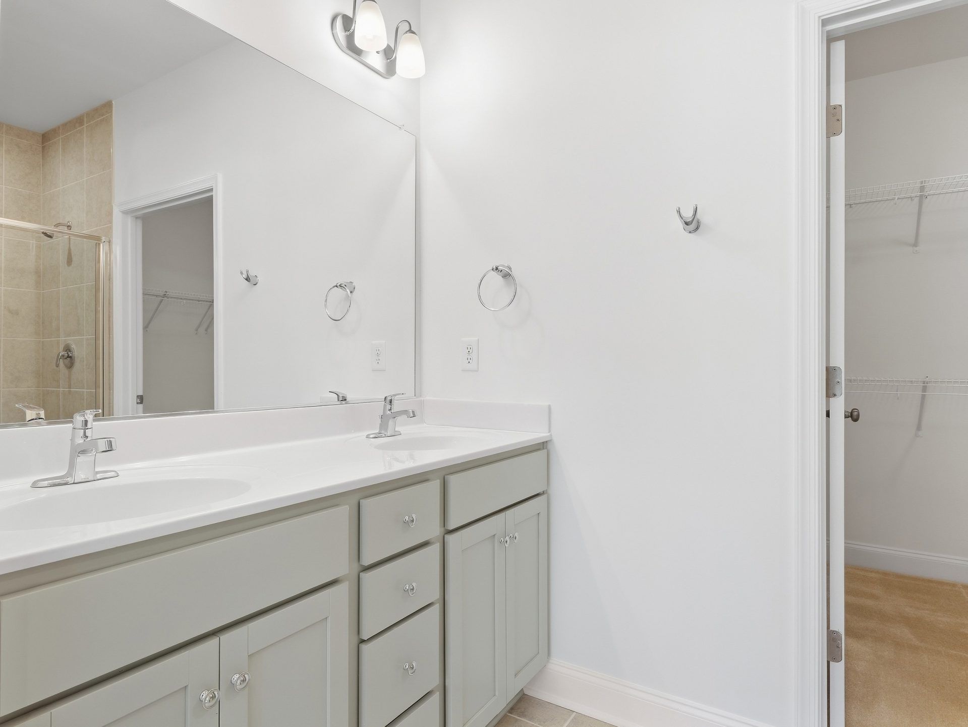 016-HHHuntHomes-Belmont-Primary-Bathroom