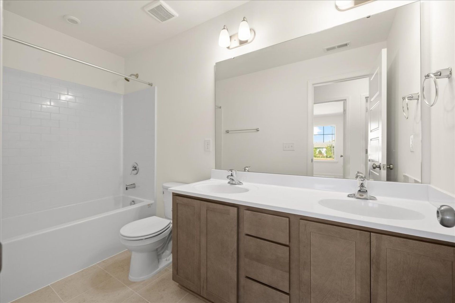 44-HHHunt Homes-Interior Layout-Lot 22-Whitfield-Full Bath