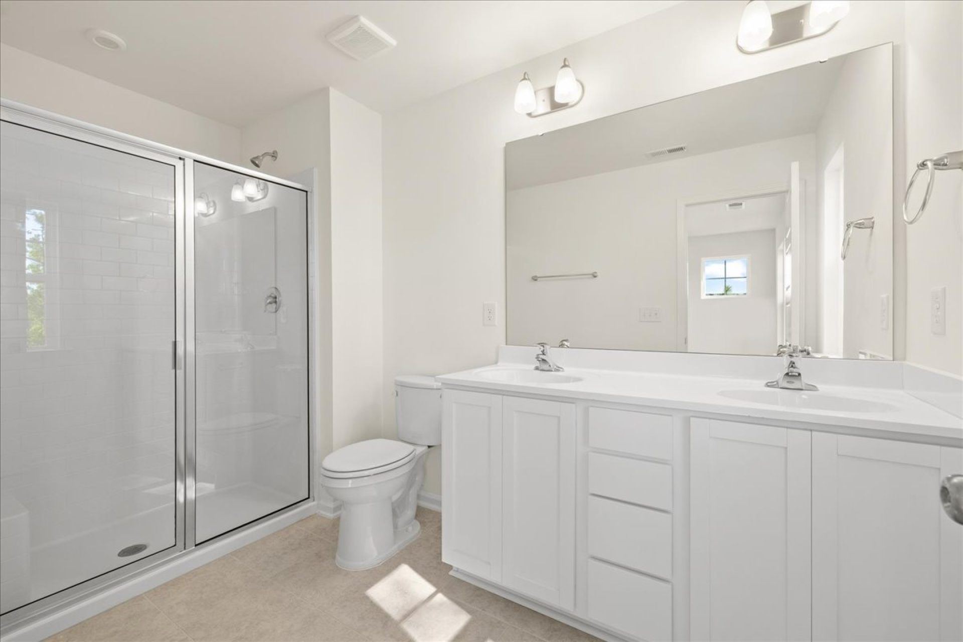 06-HHHunt Homes-Lot 18- Whitfield Full Bath White Cabinets