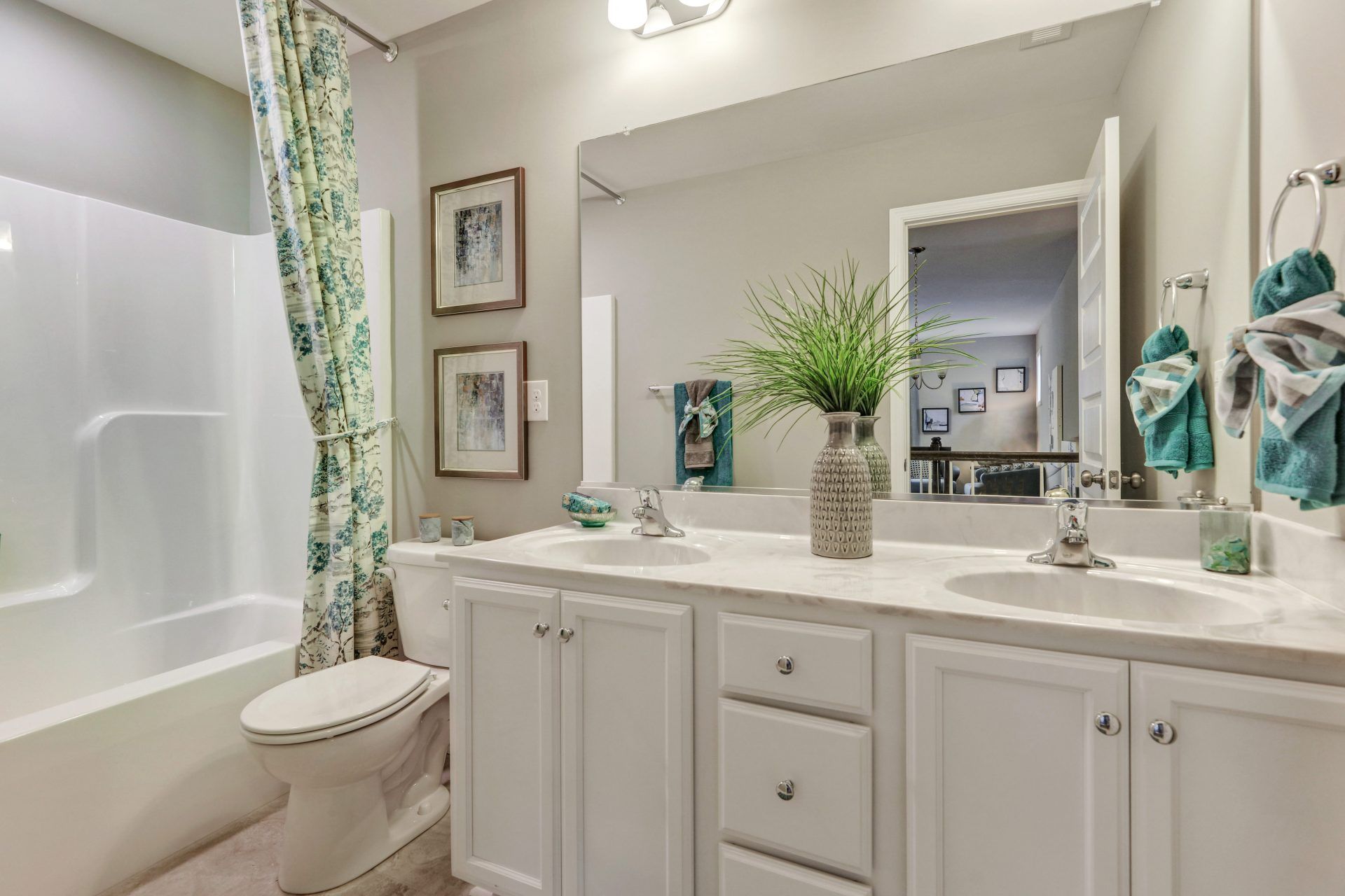 23_Berkley_Hall Bath