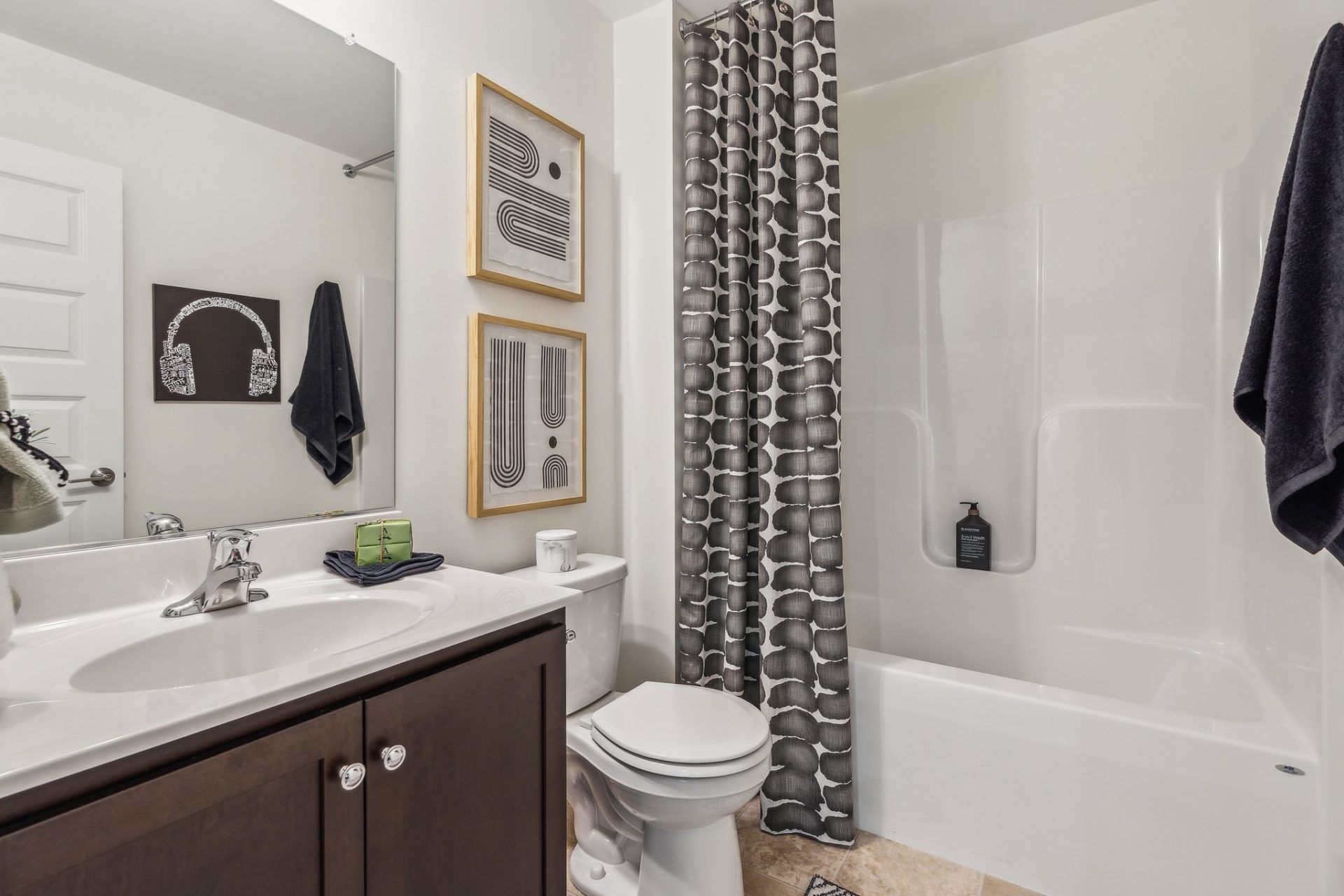 022 Third Floor Bath