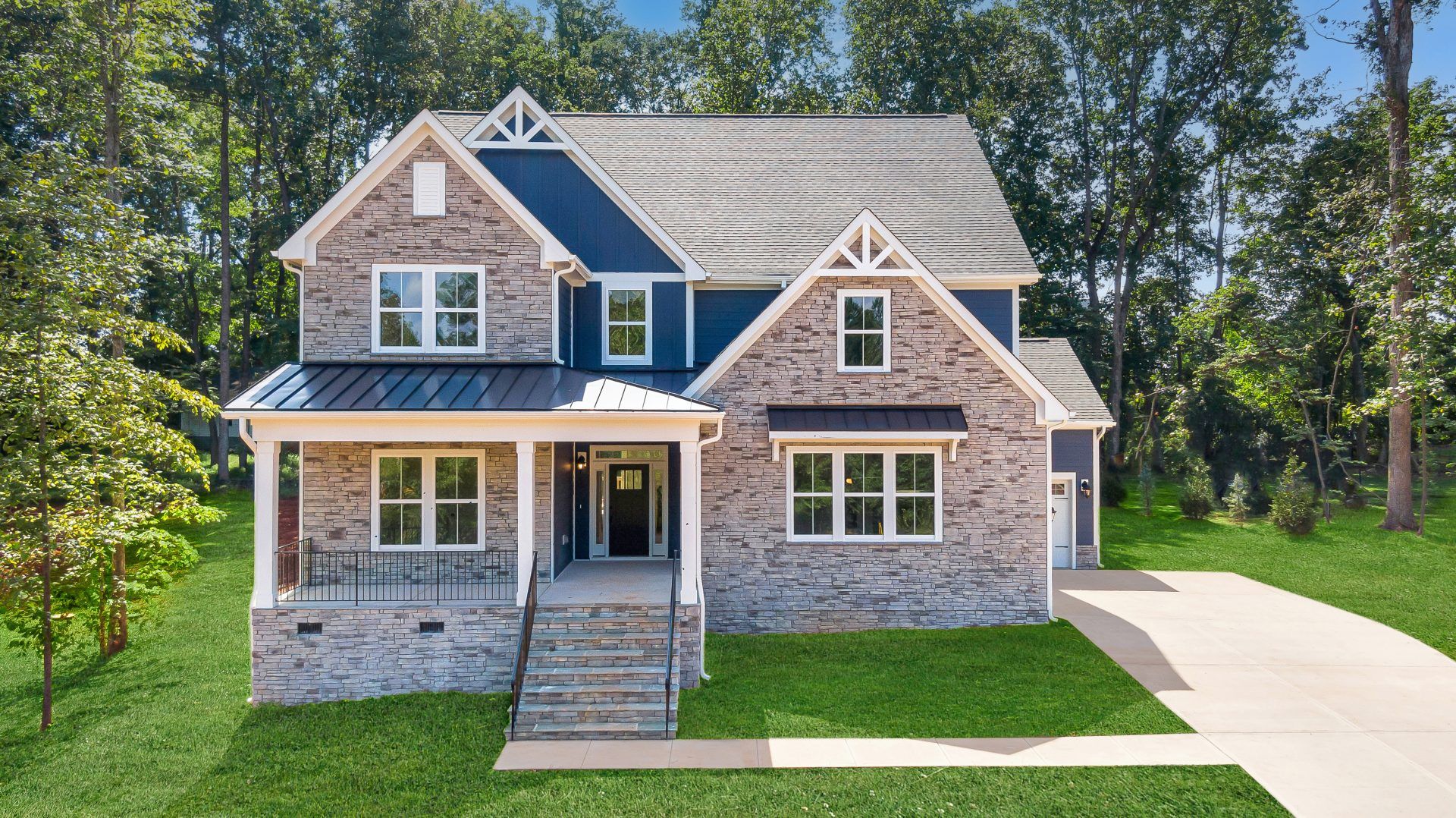 Farmhouse- Sideload Garage