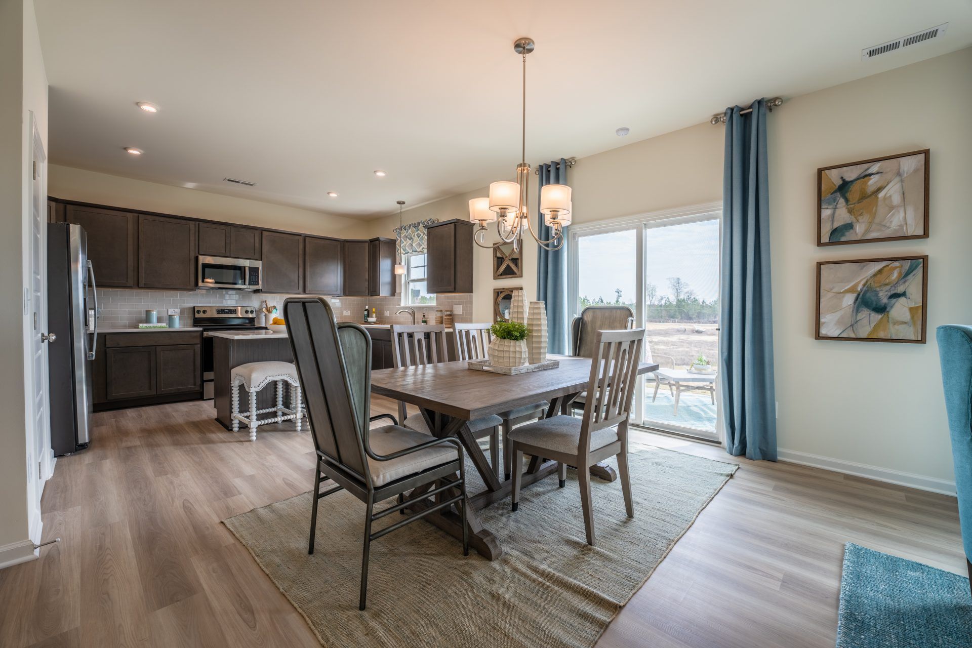 011_King_Dining Area