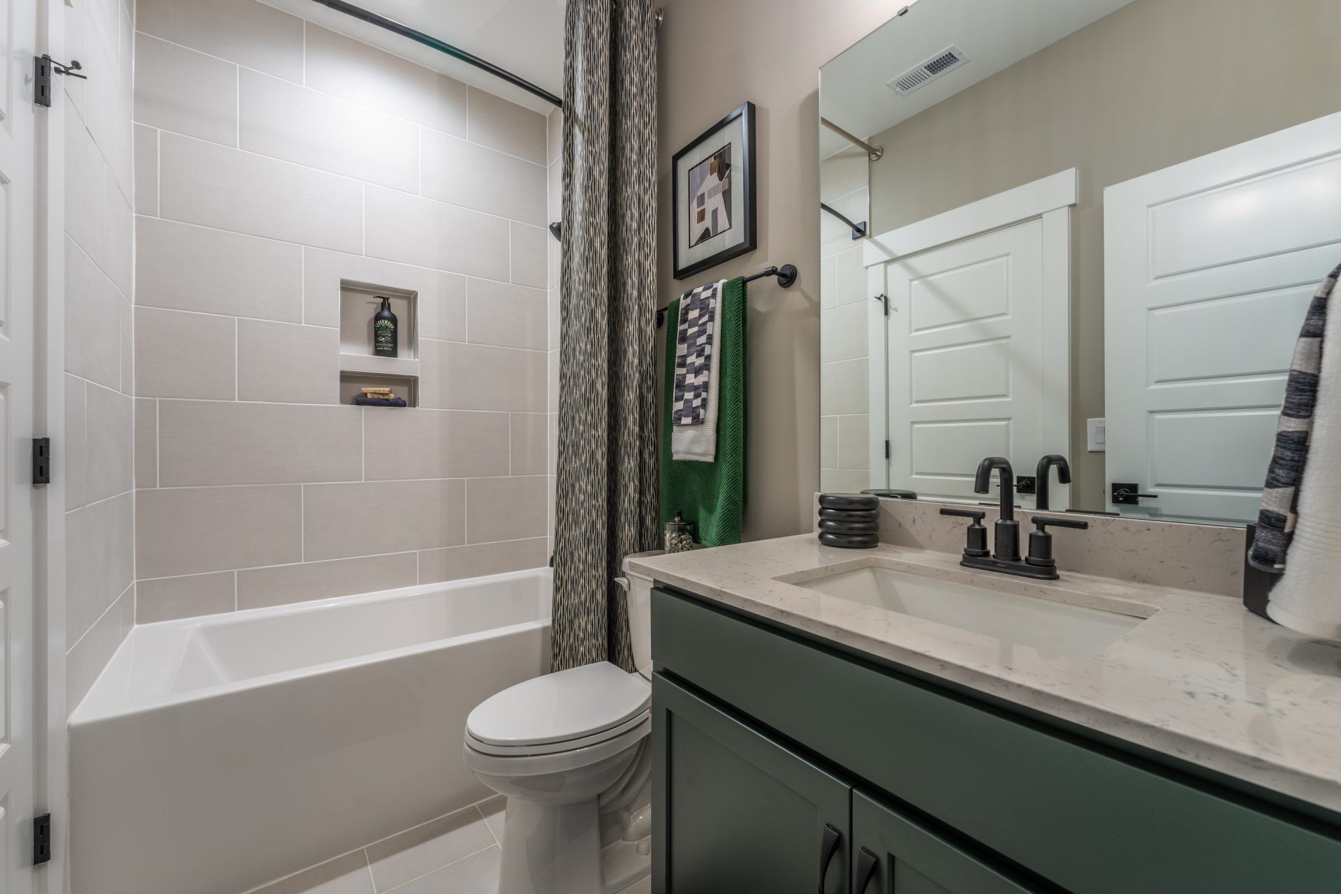 59. HHHunt Homes Crawford- Bedroom 3 Bathroom