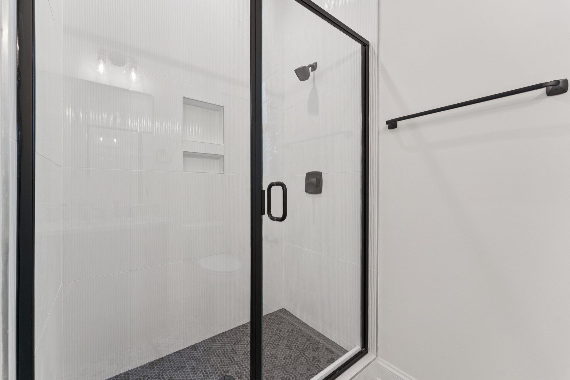 22- HHHunt Homes Buckingham Guest Bedroom Shower