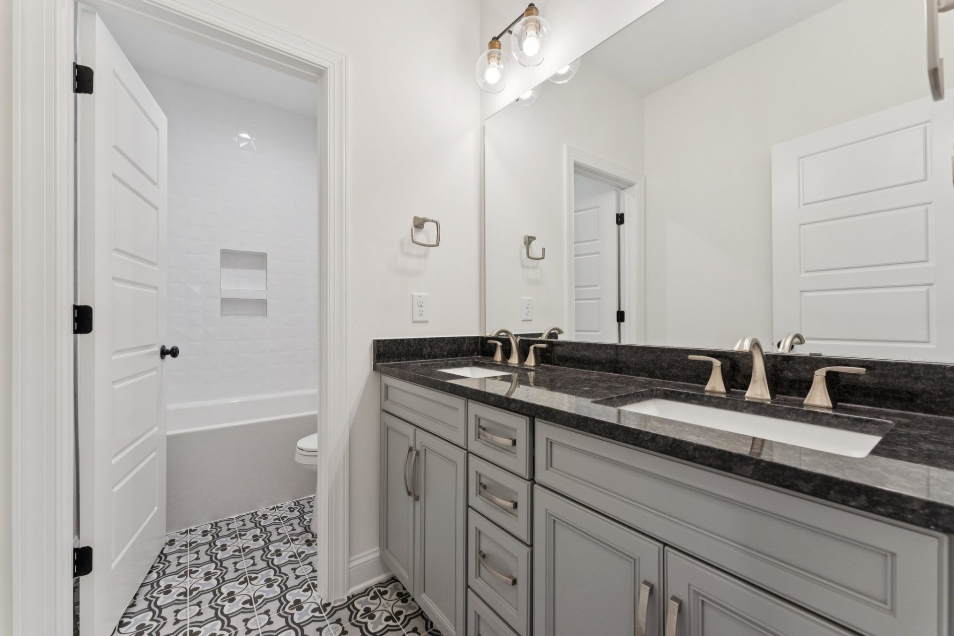 29- HHHunt Homes Buckingham Second Floor Bathroom