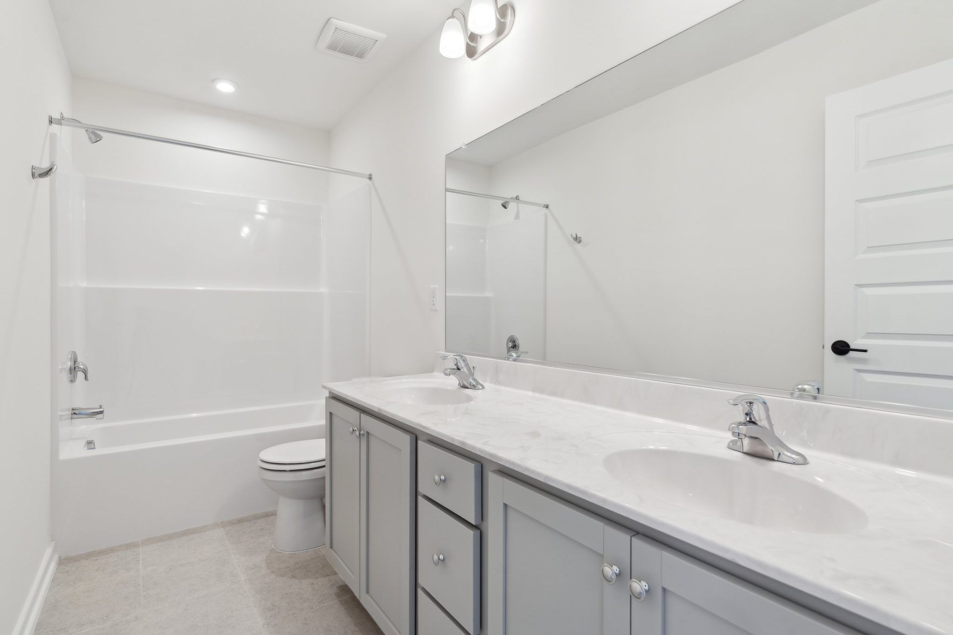 20- HHHunt Homes Franklin Hall Bathroom