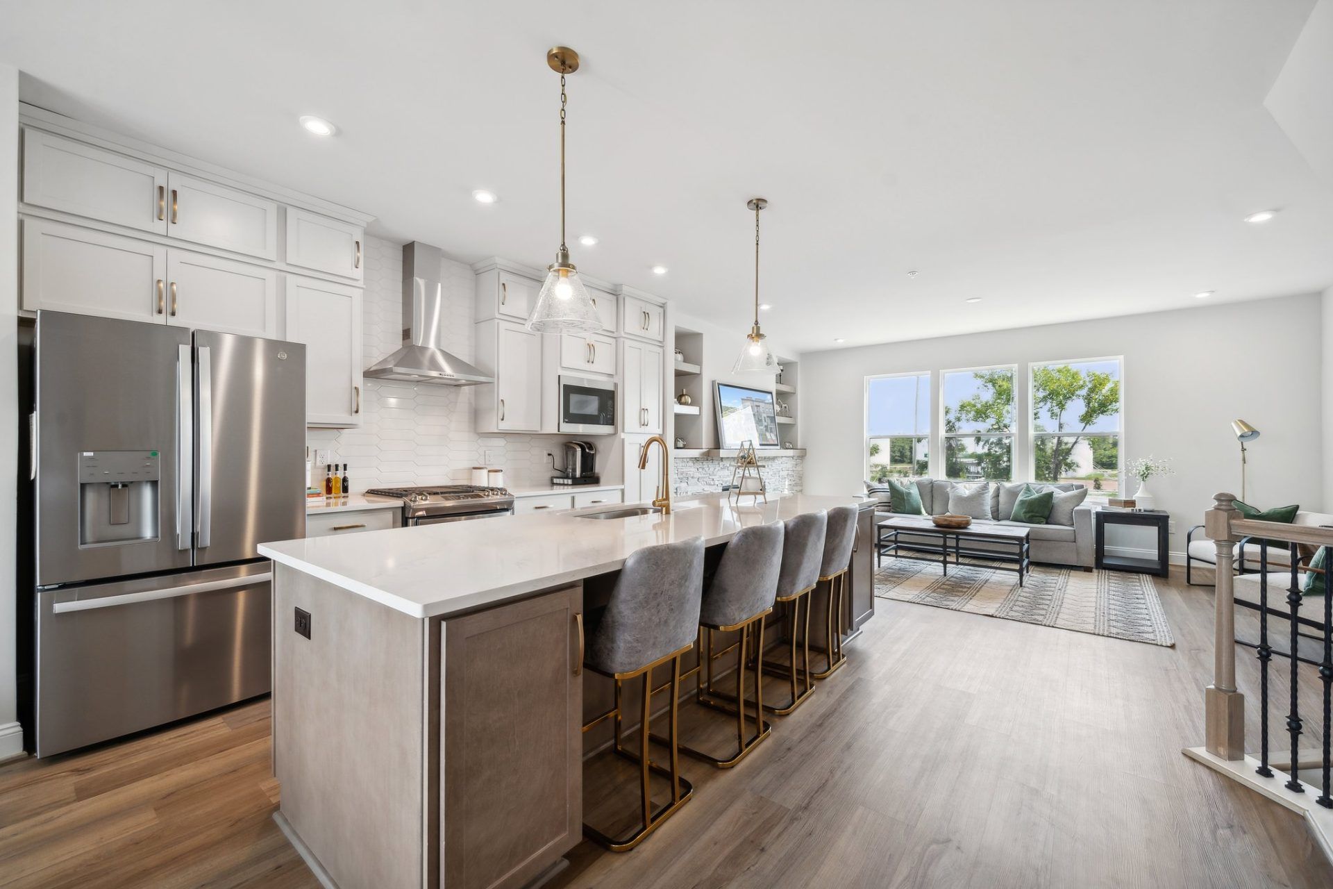 010 Kitchen and Living