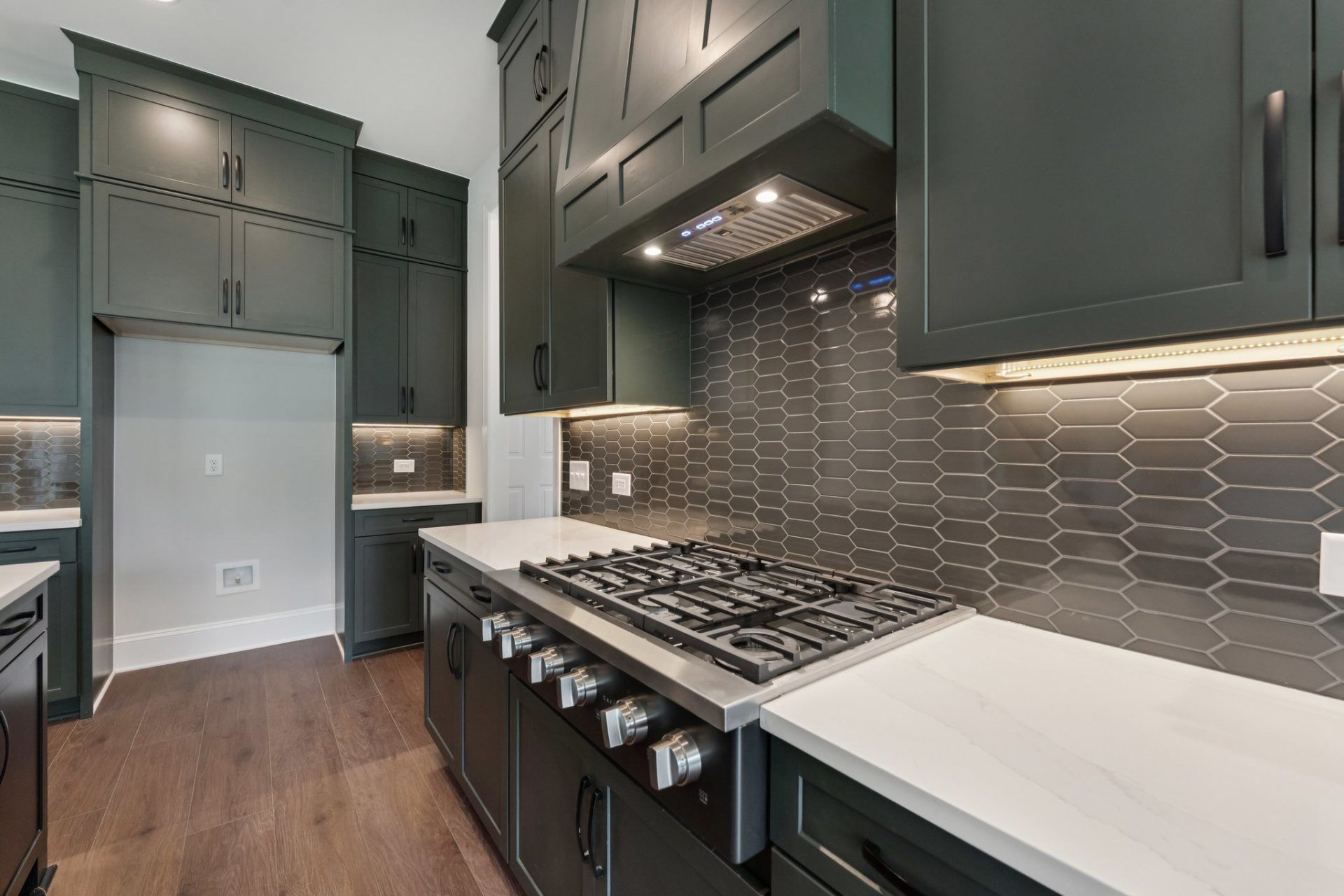 18- HHHunt Homes Galloway Kitchen Range with Hood