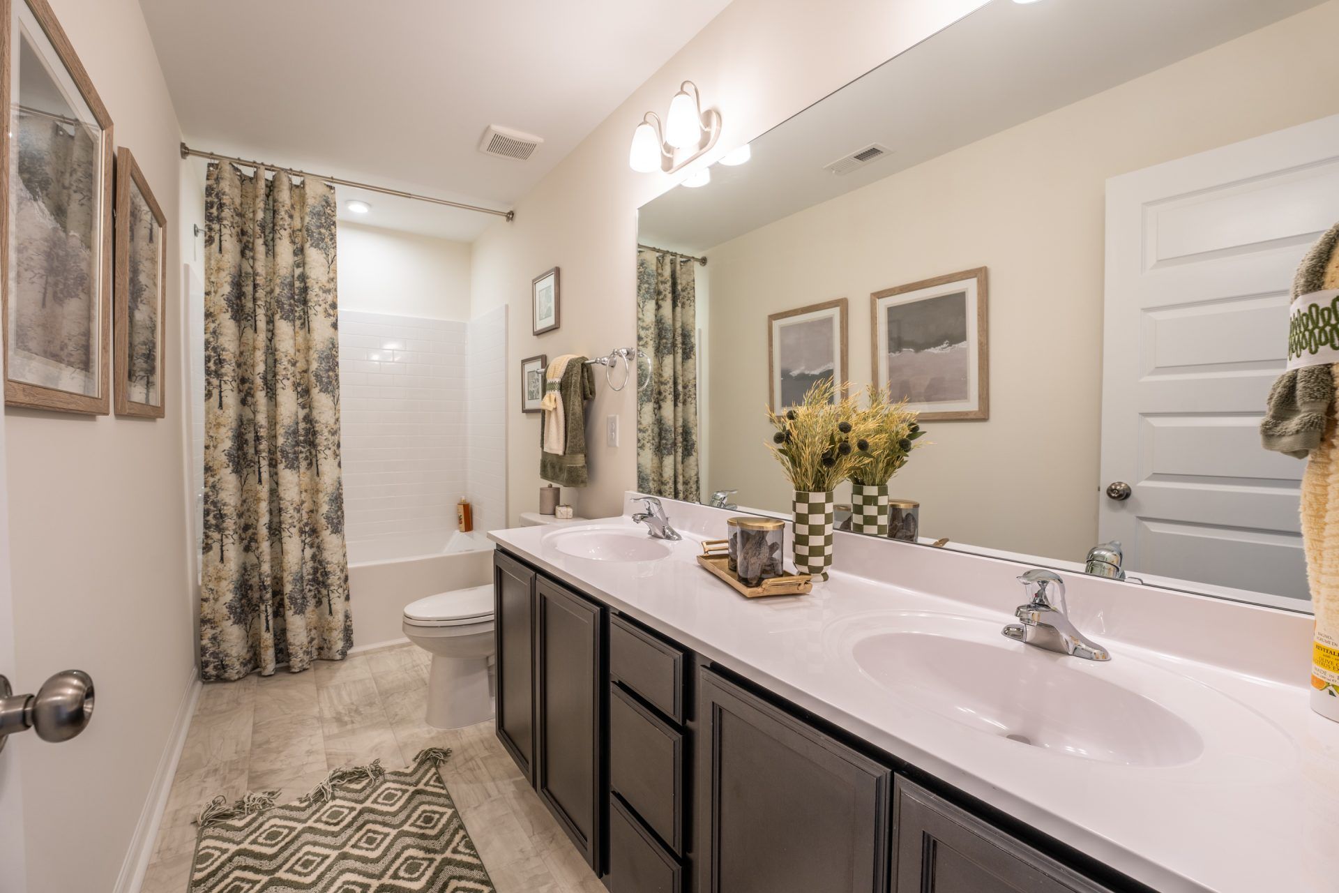 29 HHHunt Homes Maxwell - Second floor bathroom