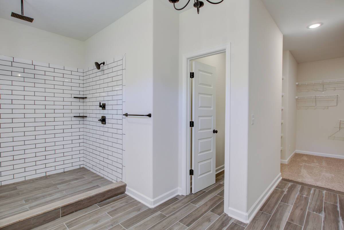 primary bath door to walk in closet